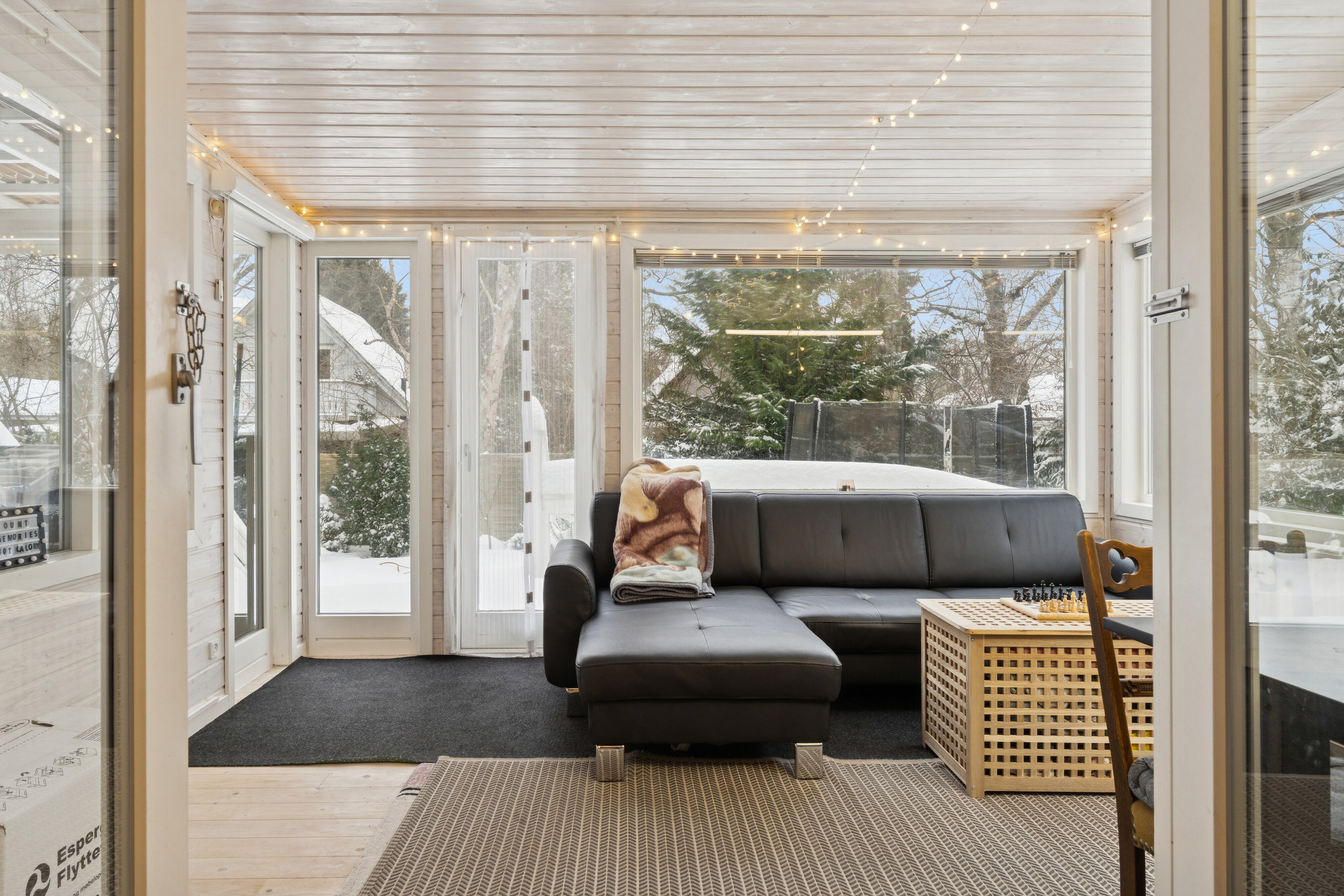 Fremhævet stue billede i fuldskærmstilstand. Billede af Rønnevej 3, 2980 Kokkedal