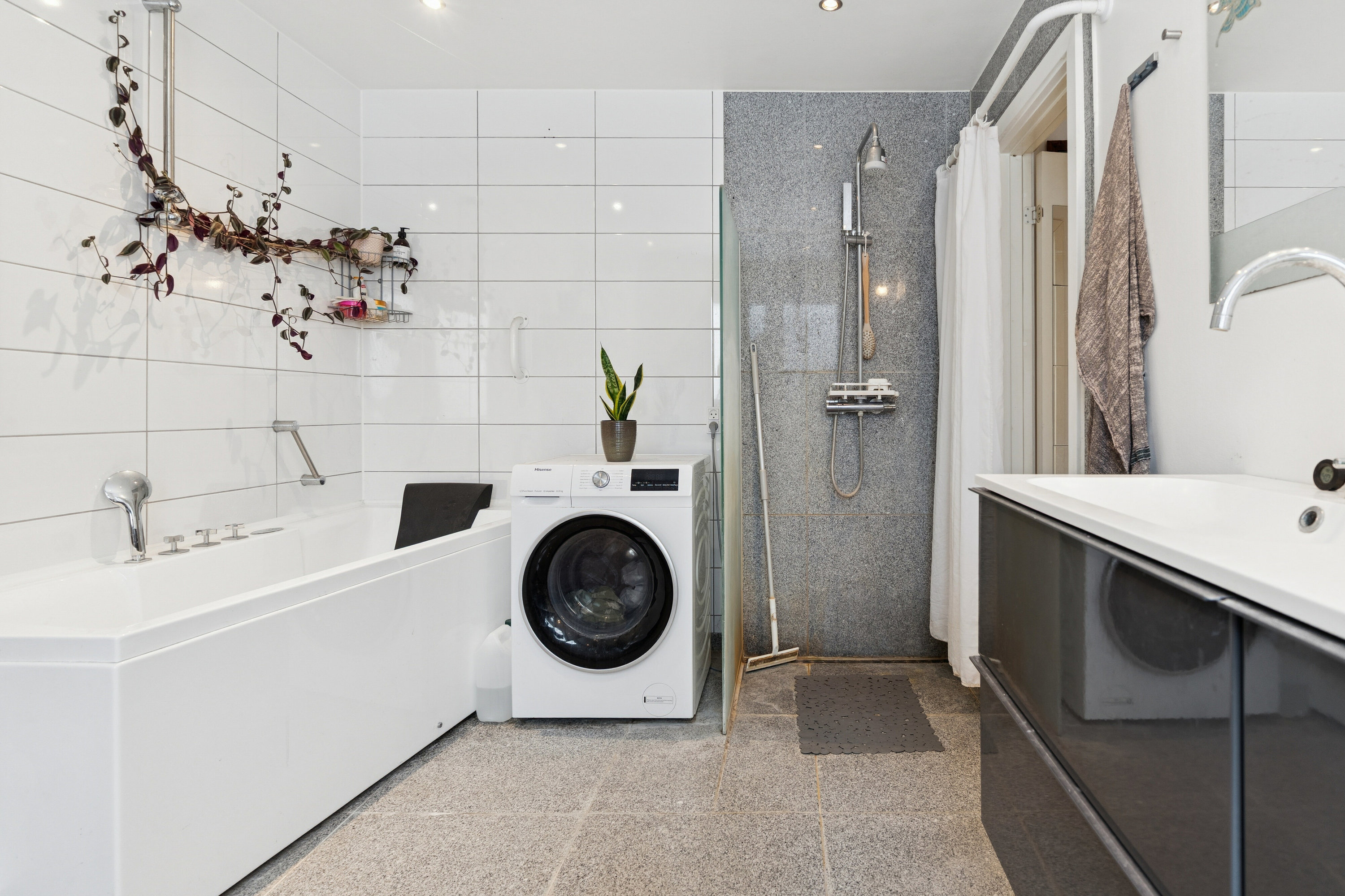 Fremhævet badeværelse billede i fuldskærmstilstand. Billede af Rønnevej 3, 2980 Kokkedal