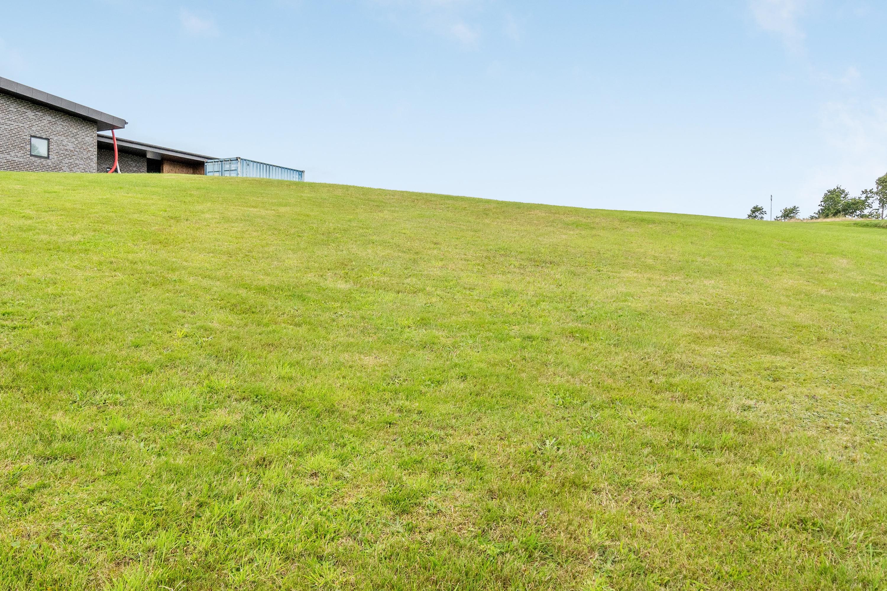 Fremhævet grund billede i fuldskærmstilstand. Billede af Hjelmdrupvej 64, 6040 Egtved