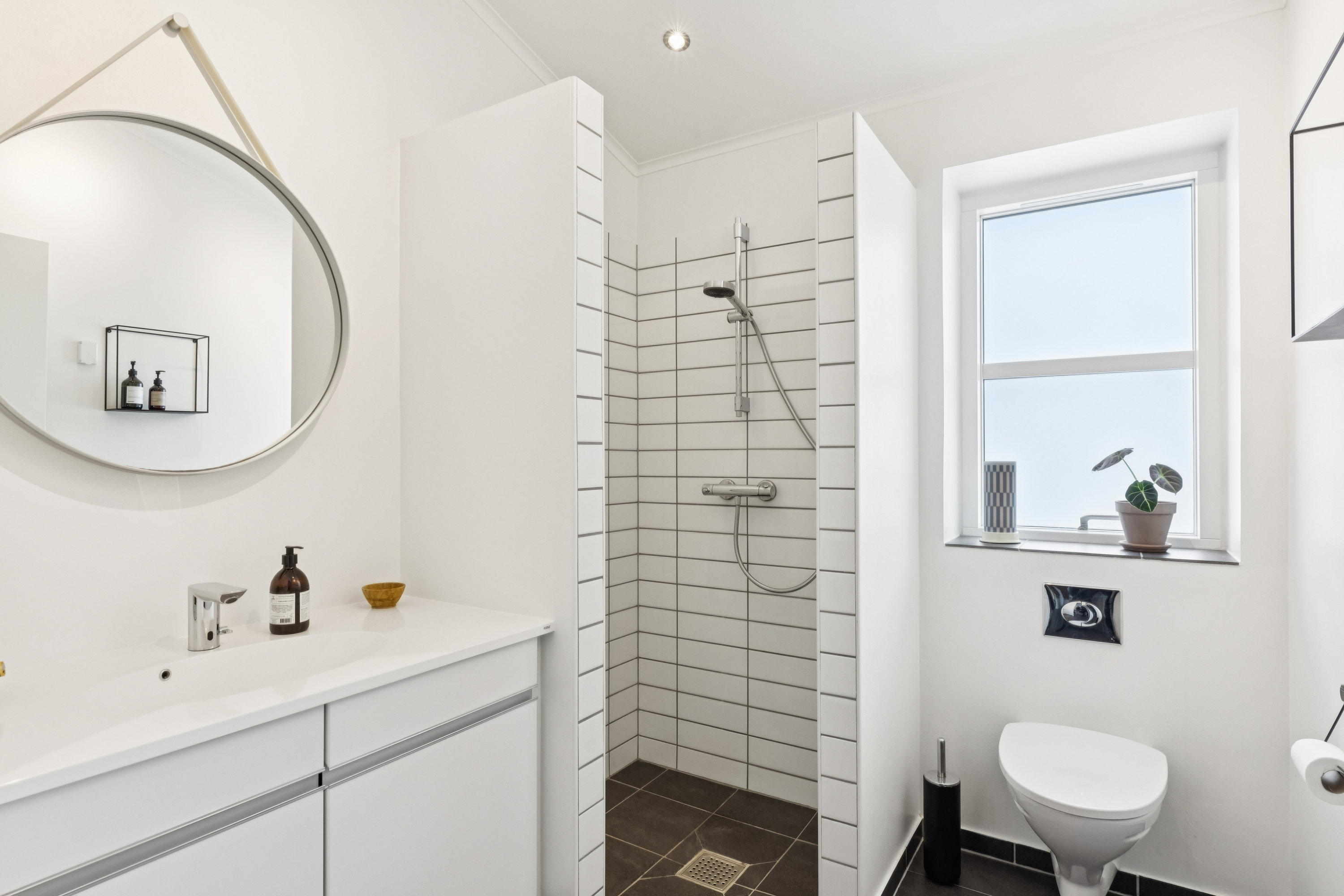 Fremhævet badeværelse billede i fuldskærmstilstand. Billede af Midtkobbel 91, Kollund, 6340 Kruså