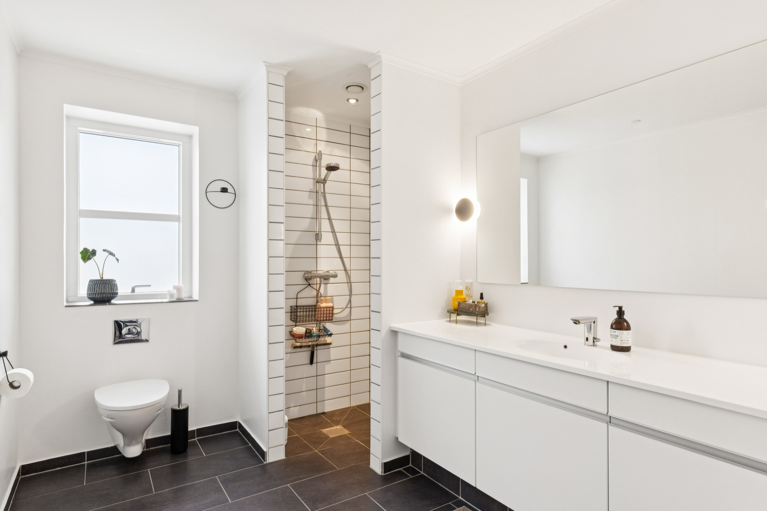 Fremhævet badeværelse billede i fuldskærmstilstand. Billede af Midtkobbel 91, Kollund, 6340 Kruså