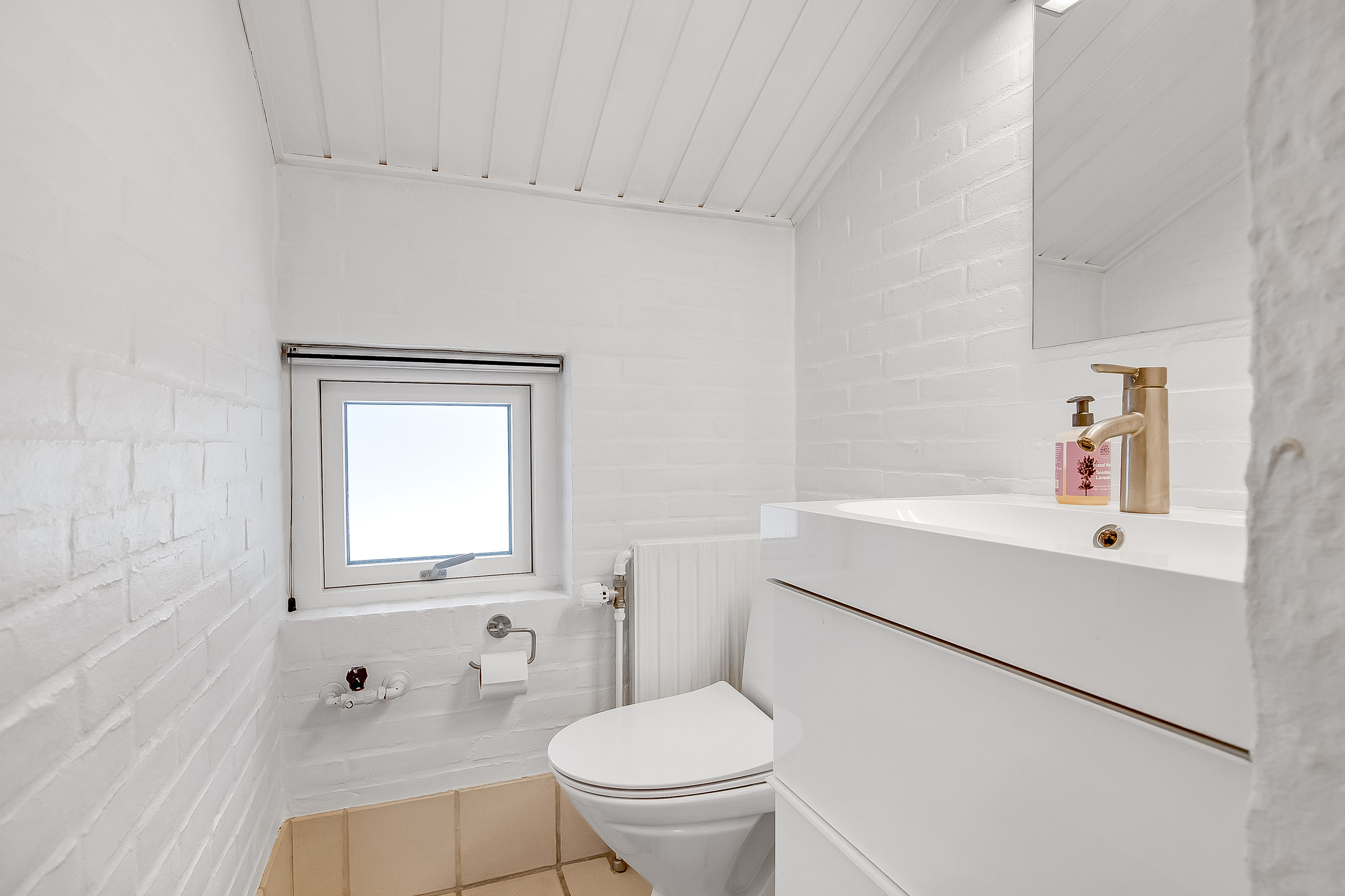 Fremhævet gæstetoilet billede i fuldskærmstilstand. Billede af Skibsbroen 7, 7100 Vejle