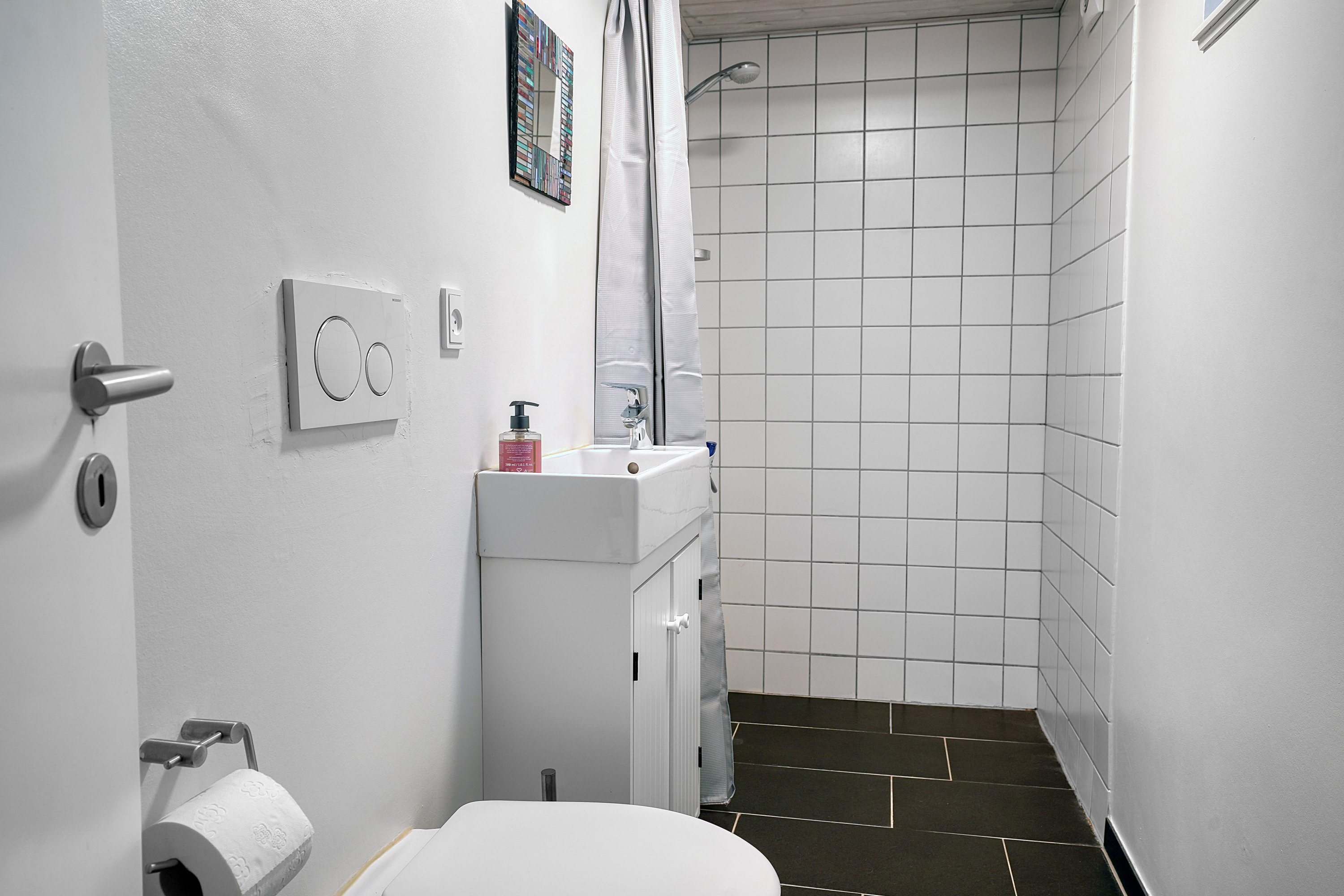 Fremhævet badeværelse billede i fuldskærmstilstand. Billede af Hobrovej 14, 3000 Helsingør