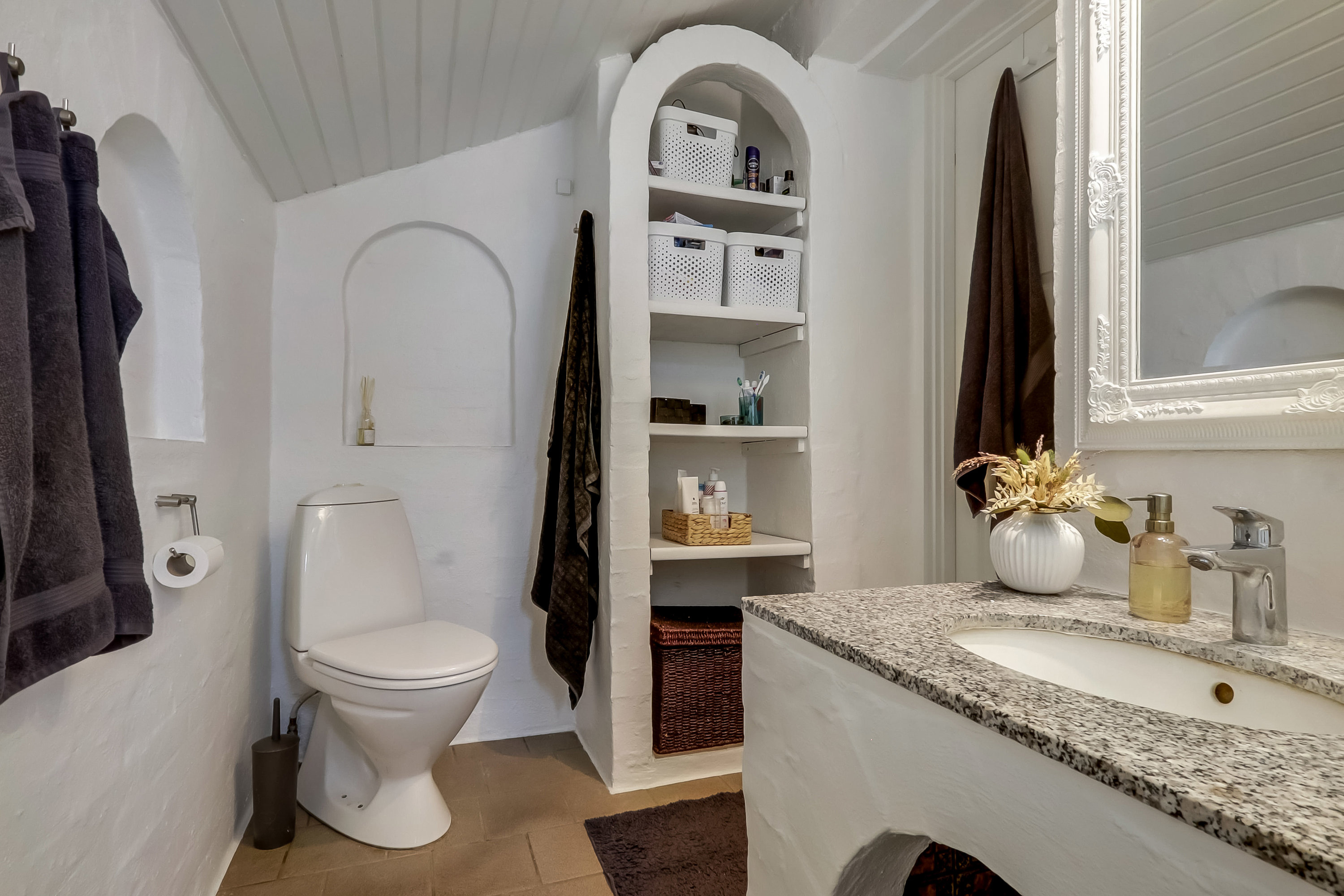 Fremhævet toilet billede i fuldskærmstilstand. Billede af Hovedvejen 73, 5771 Stenstrup