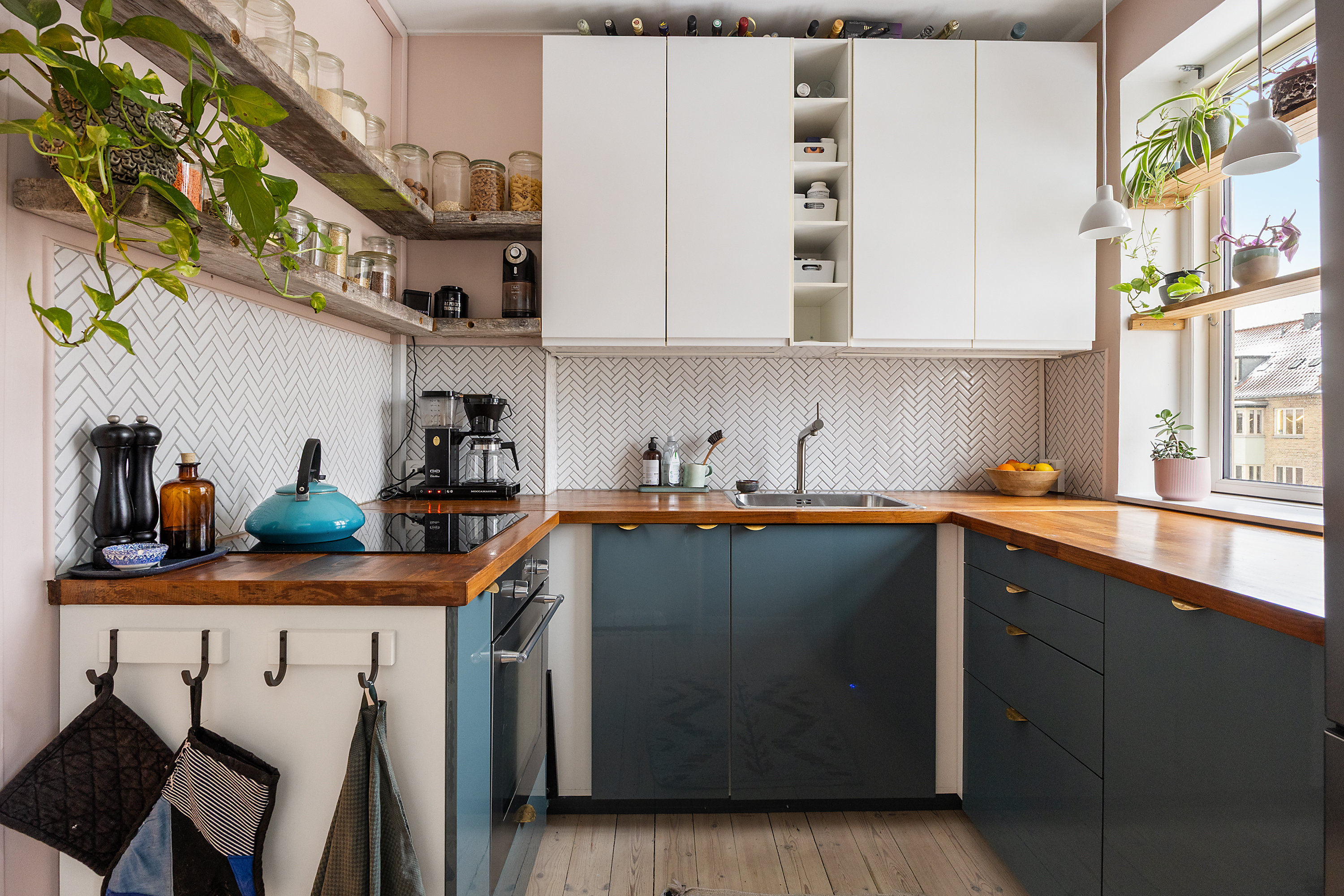 Miniaturebillede 1: køkken. Billede af Offenbachsvej 37, 2. th., 2450 København SV