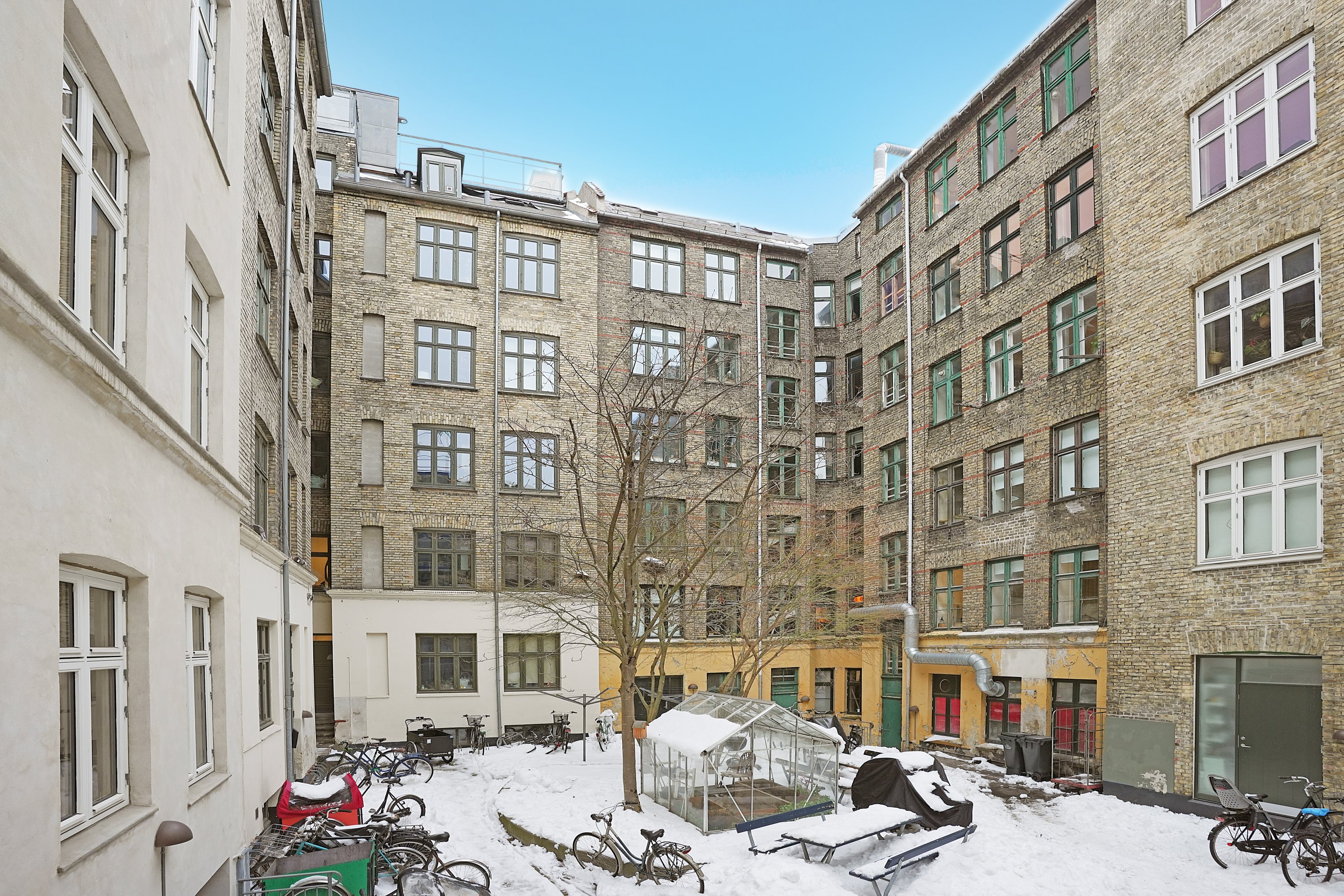 Fremhævet gårdmiljø billede i fuldskærmstilstand. Billede af Farumgade 1, 3. tv., 2200 København N