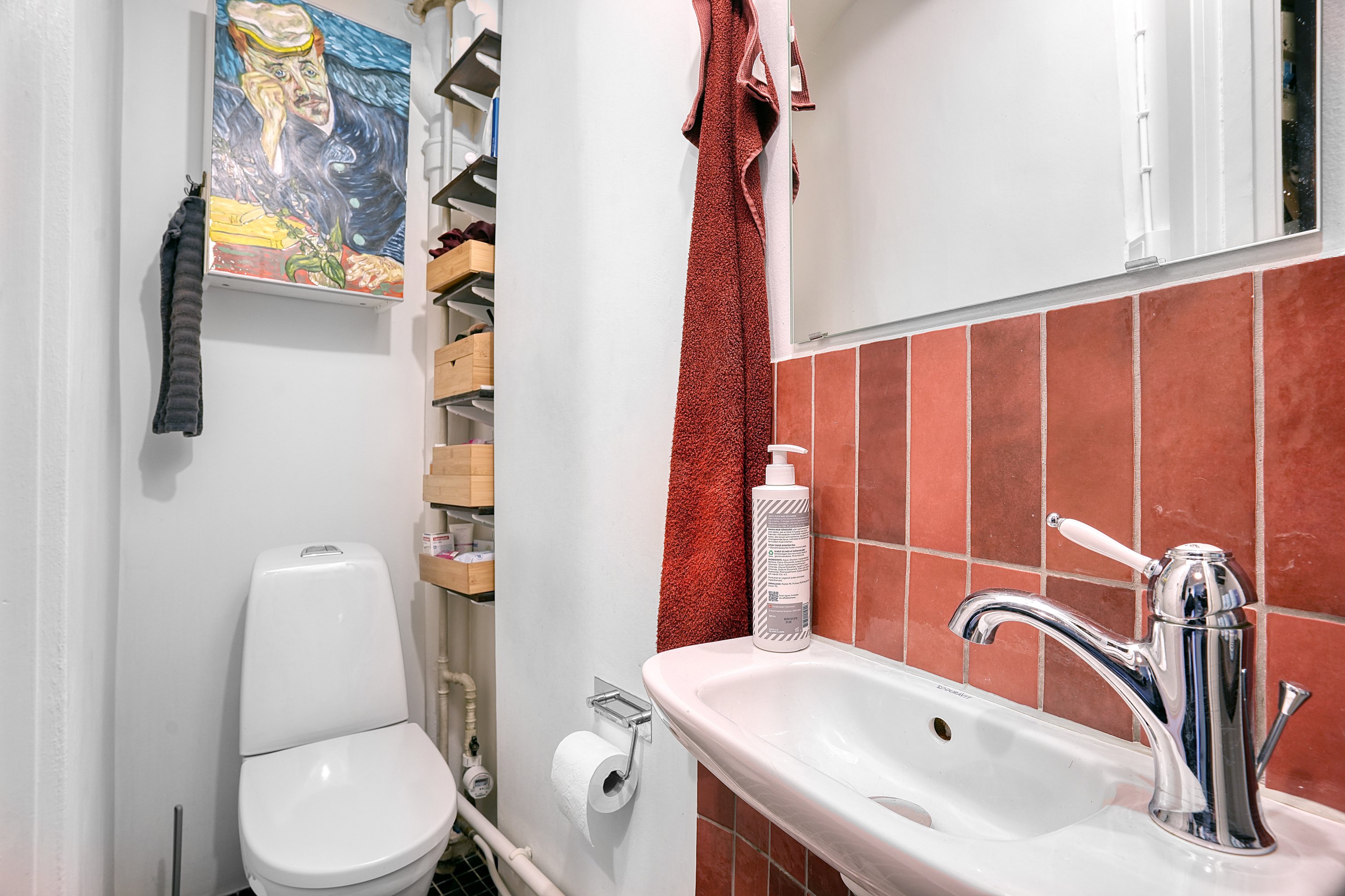 Fremhævet wc billede i fuldskærmstilstand. Billede af Farumgade 1, 3. tv., 2200 København N