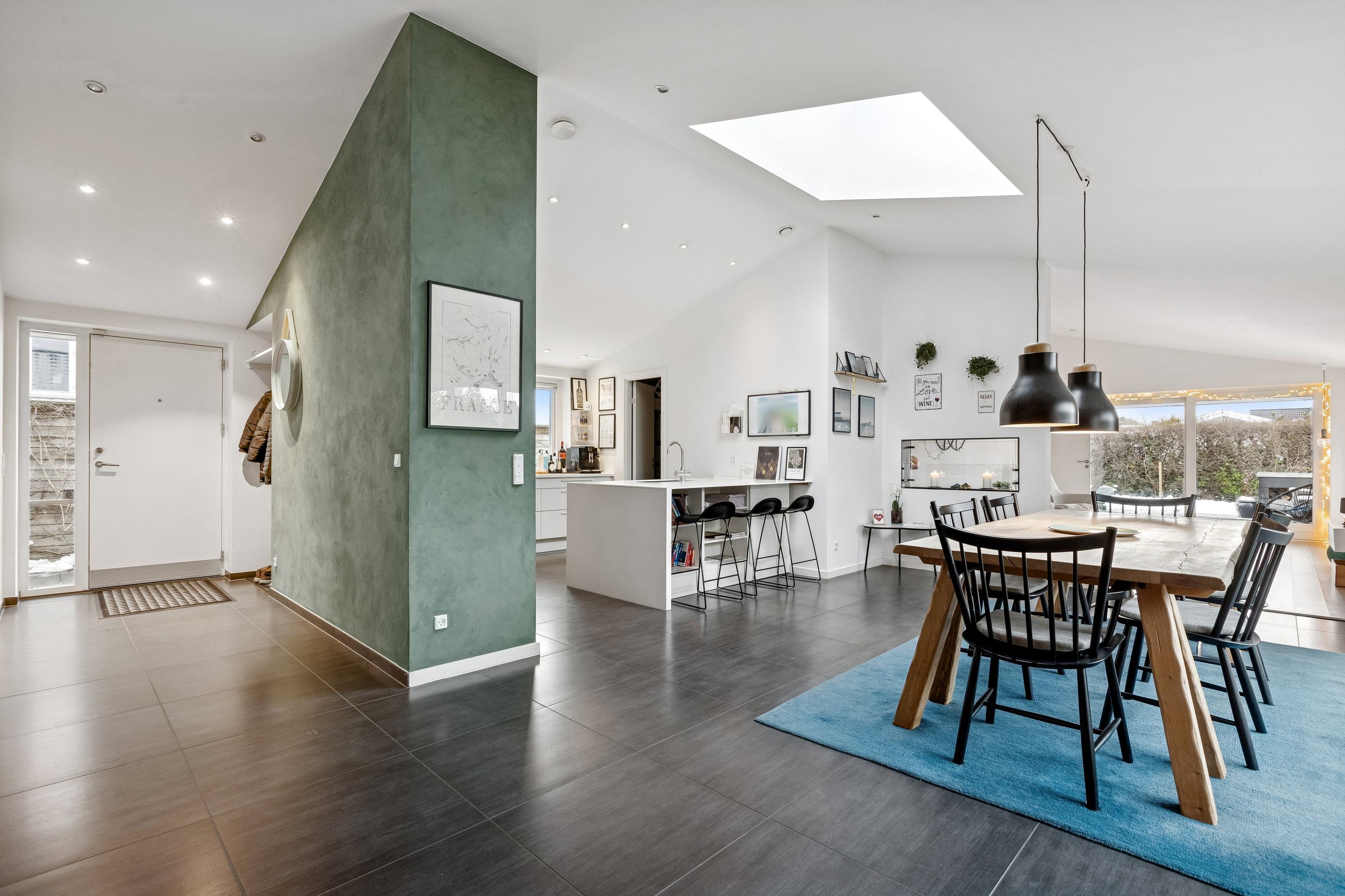 Fremhævet stue billede i fuldskærmstilstand. Billede af Vosborgvej 21, 2770 Kastrup