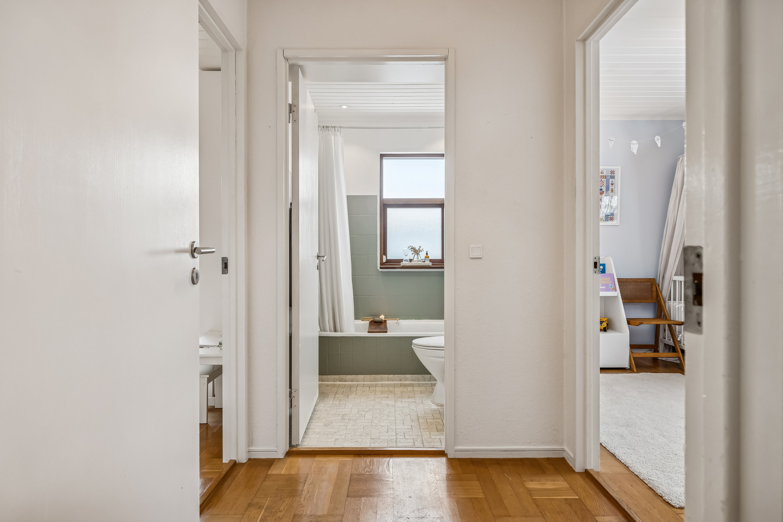 Fremhævet gang billede i fuldskærmstilstand. Billede af Højvænget 231, 8300 Odder