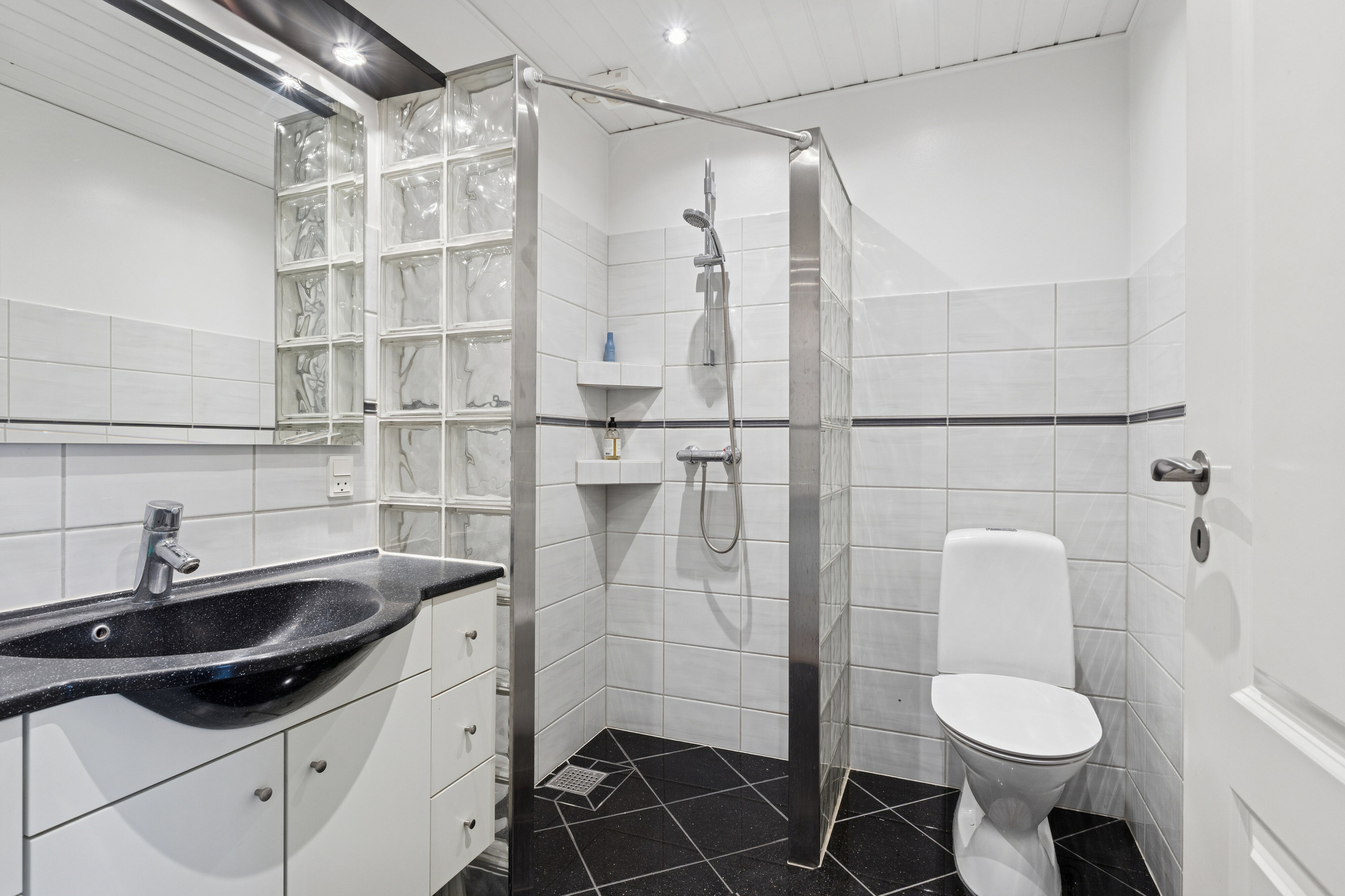 Fremhævet badeværelse billede i fuldskærmstilstand. Billede af Ravnsbjerggårdsvej 301, 3480 Fredensborg