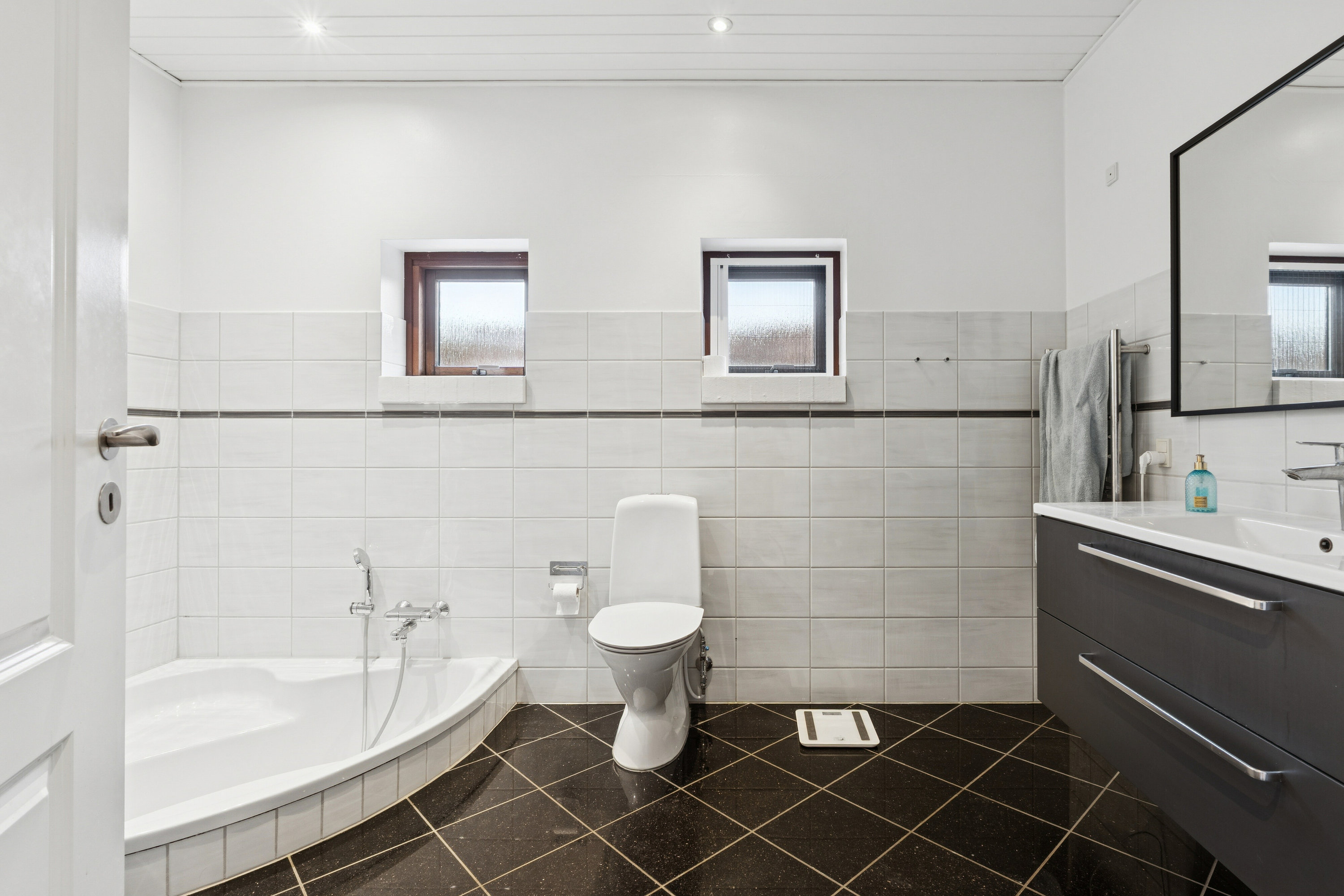 Fremhævet badeværelse billede i fuldskærmstilstand. Billede af Ravnsbjerggårdsvej 301, 3480 Fredensborg
