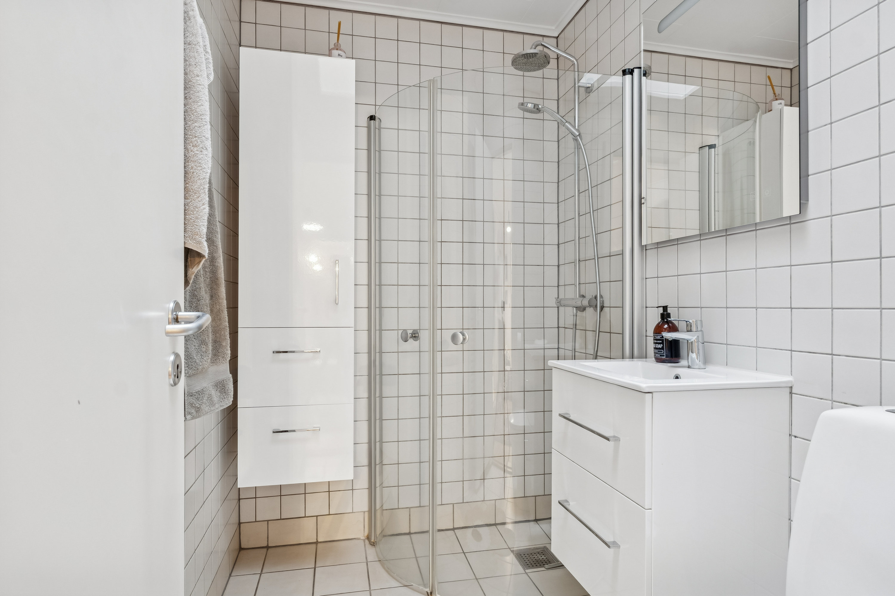 Fremhævet badeværelse billede i fuldskærmstilstand. Billede af Hjejlebakken 47, Snestrup, 5210 Odense NV