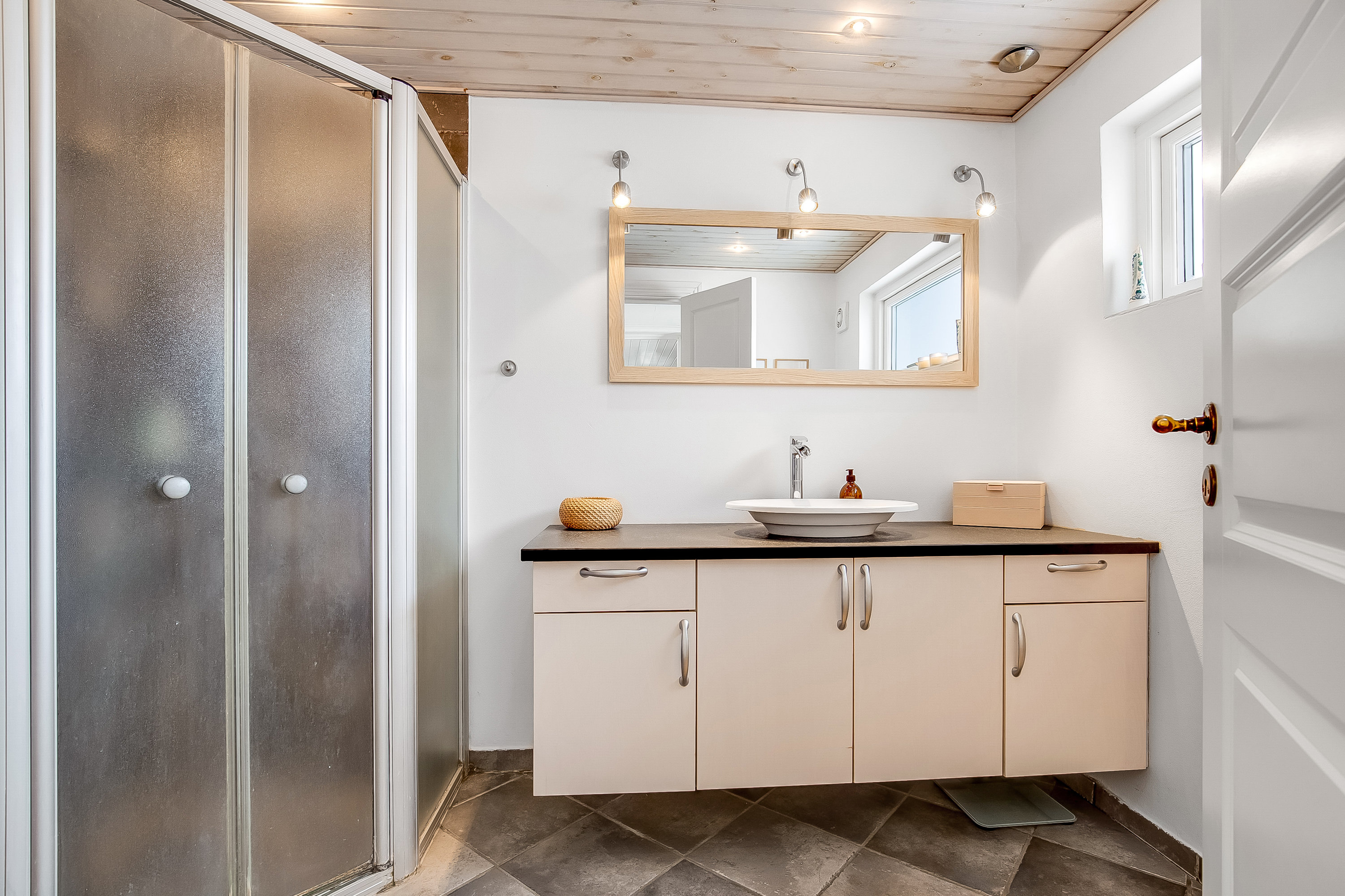 Fremhævet badeværelse billede i fuldskærmstilstand. Billede af Møllevænget 26, Lindved, 7100 Vejle