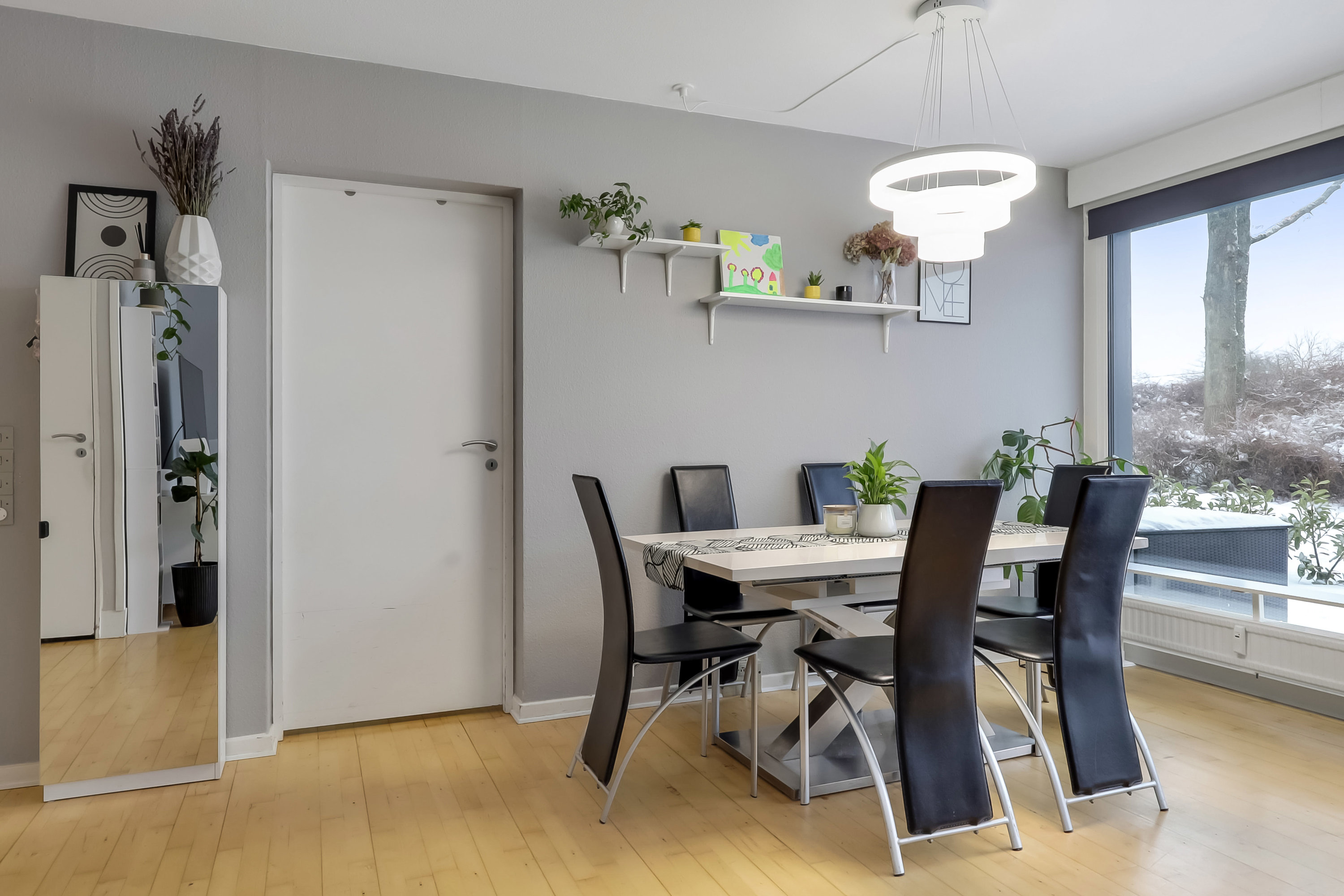 Fremhævet stue billede i fuldskærmstilstand. Billede af Wandallsvej 37D, kld.. th., 5700 Svendborg