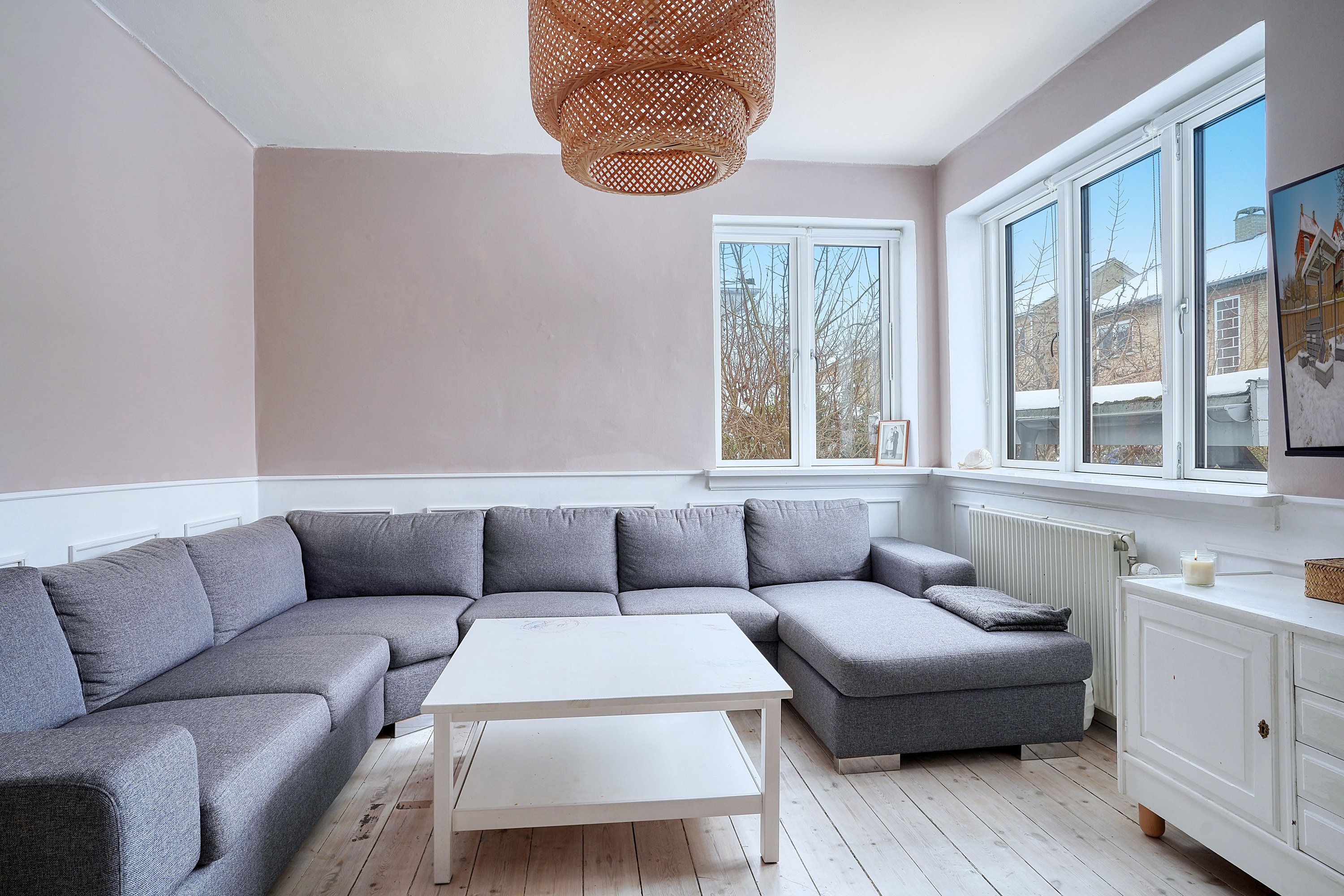 Fremhævet stue billede i fuldskærmstilstand. Billede af Rosenkildevej 63, 3000 Helsingør