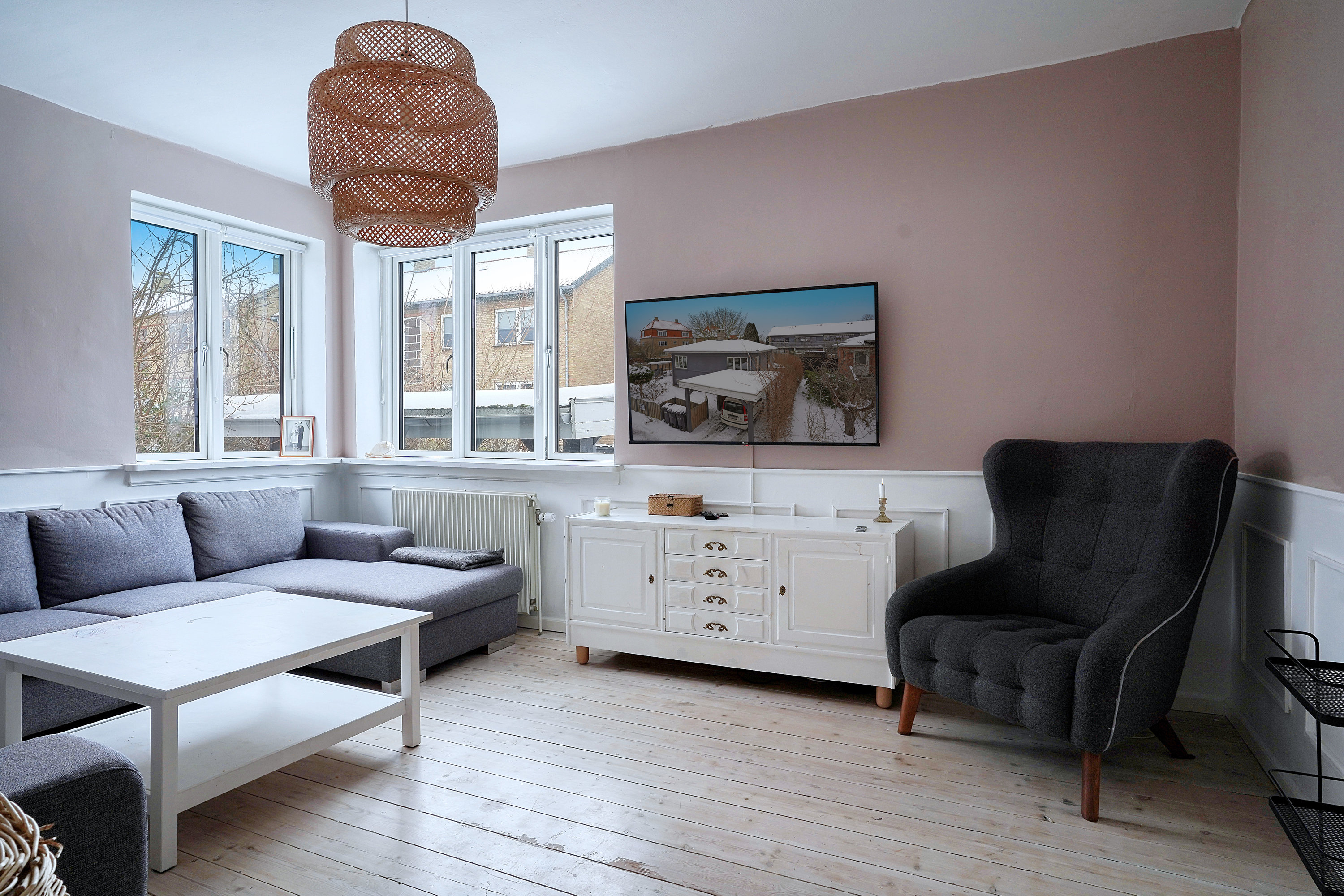 Fremhævet stue billede i fuldskærmstilstand. Billede af Rosenkildevej 63, 3000 Helsingør