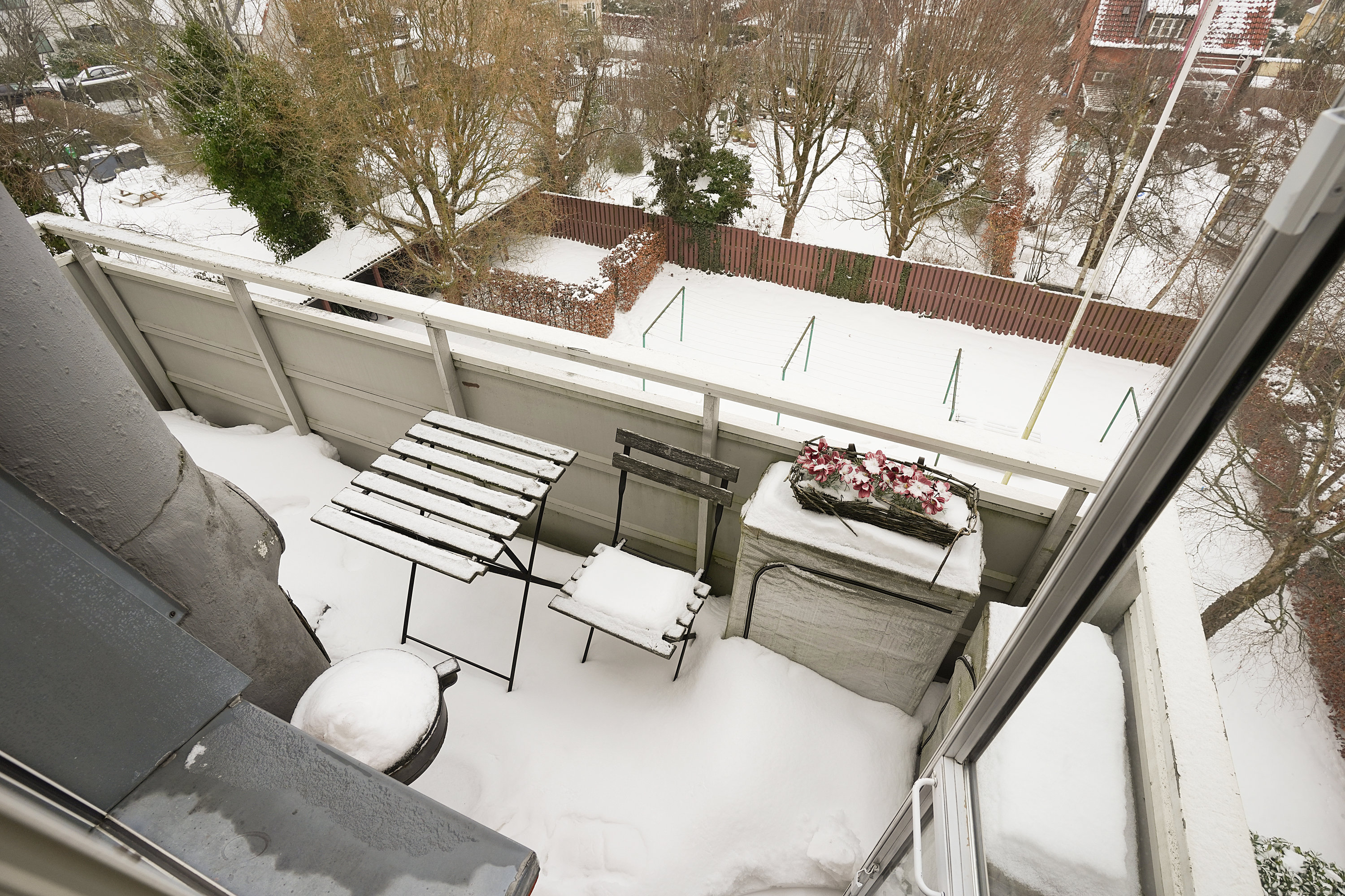 Fremhævet altan billede i fuldskærmstilstand. Billede af Jernbane Allé 24A, 3. th., 2720 Vanløse