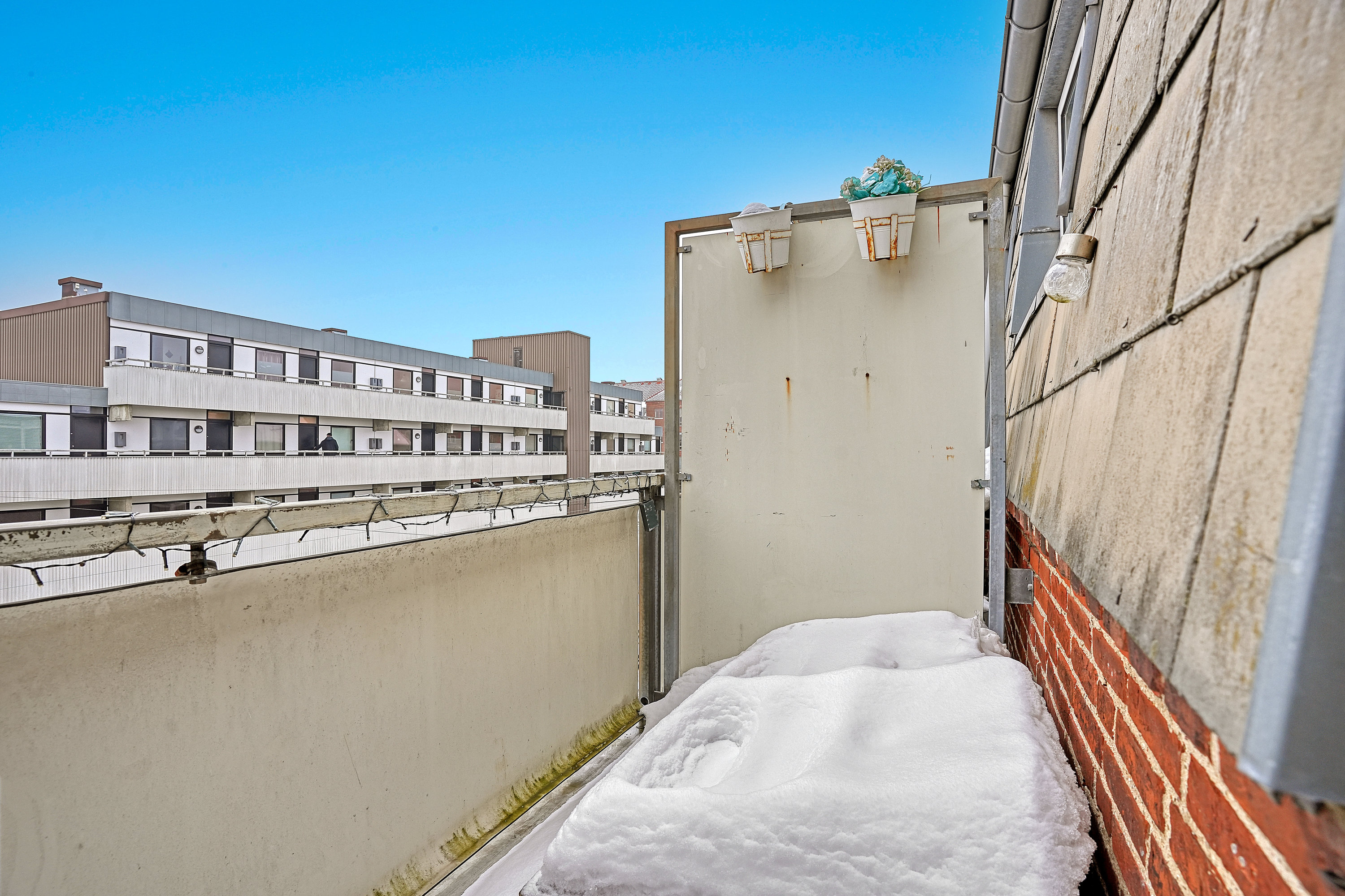 Fremhævet altan billede i fuldskærmstilstand. Billede af Jernbane Allé 24A, 3. th., 2720 Vanløse