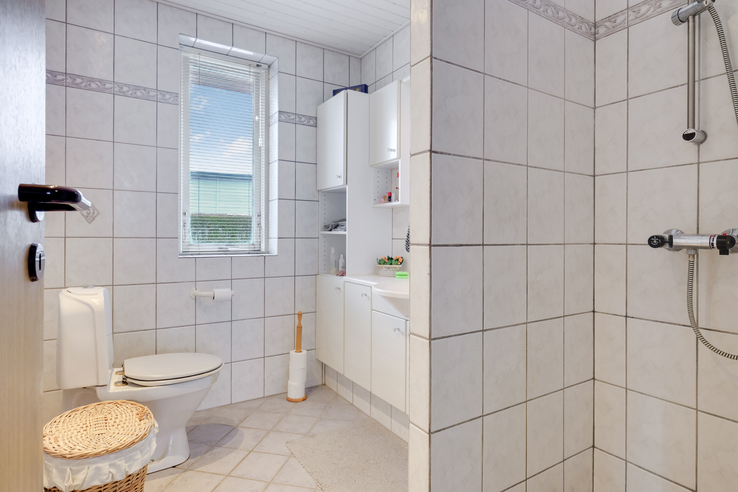 Fremhævet badeværelse billede i fuldskærmstilstand. Billede af Æblehaven 4, 5683 Haarby