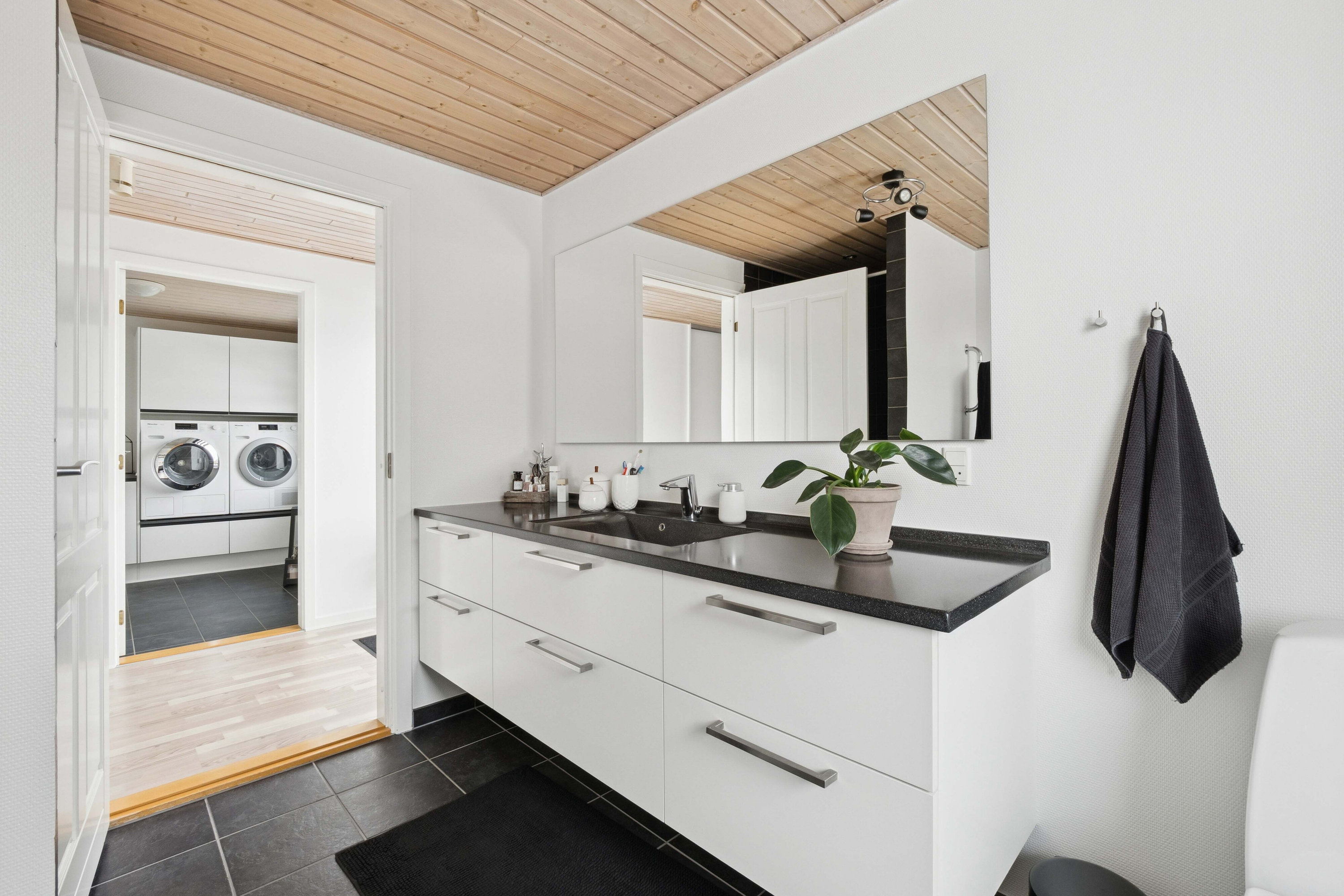 Fremhævet badeværelse billede i fuldskærmstilstand. Billede af Syrenvej 4, 7700 Thisted