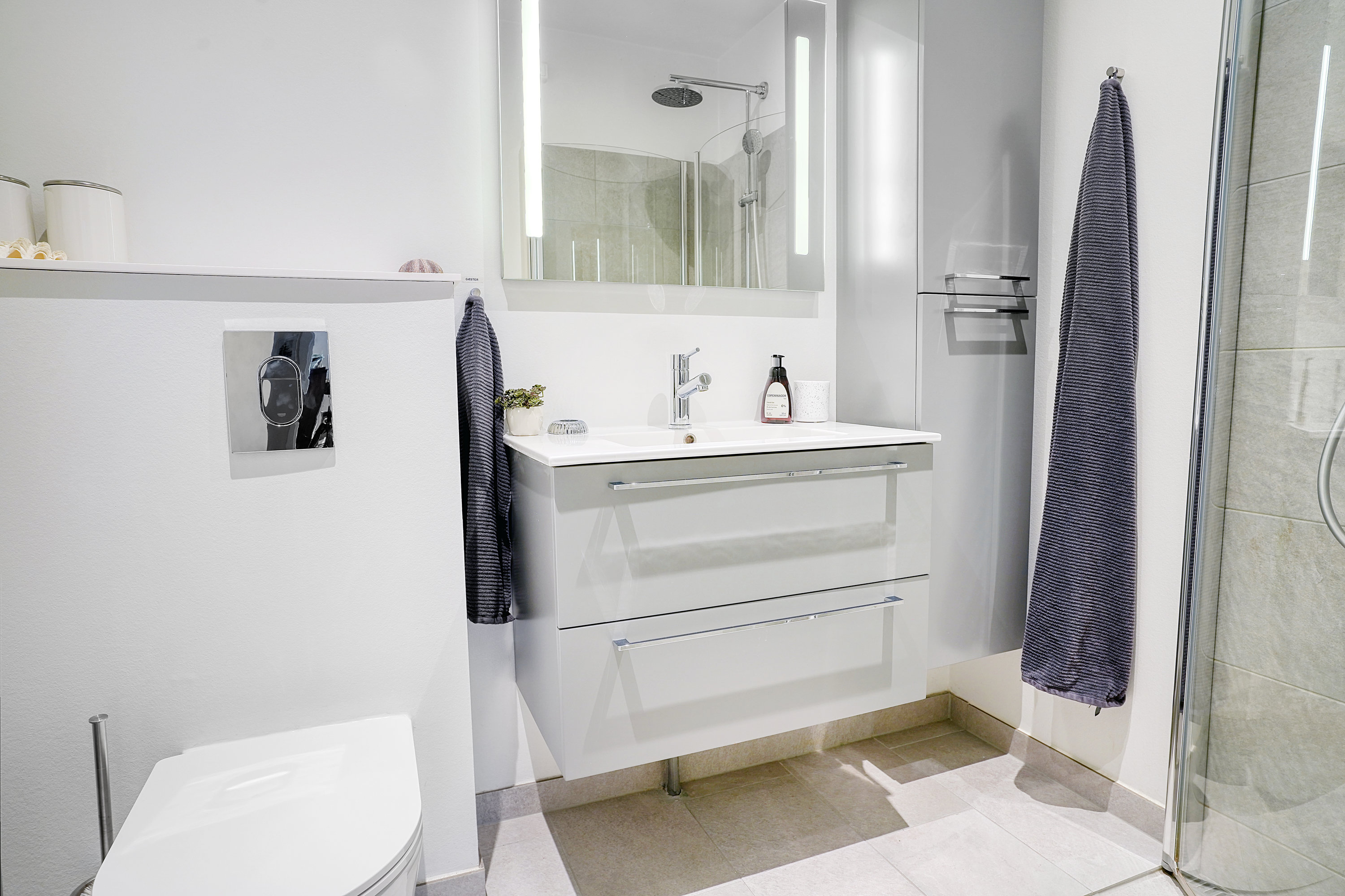 Fremhævet badeværelse billede i fuldskærmstilstand. Billede af Søllerød Park 16, st.. 1., Søllerød, 2840 Holte