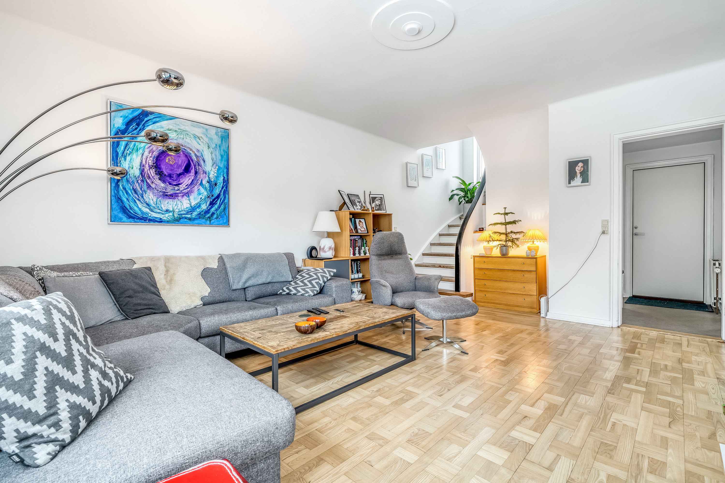 Fremhævet stue billede i fuldskærmstilstand. Billede af Hasselvej 38, 2830 Virum