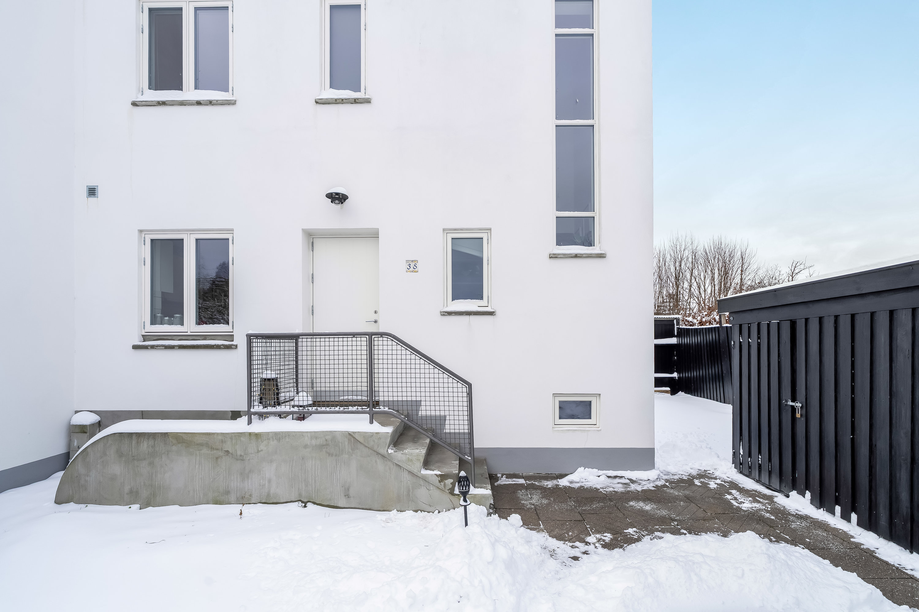 Fremhævet altan billede i fuldskærmstilstand. Billede af Hasselvej 38, 2830 Virum