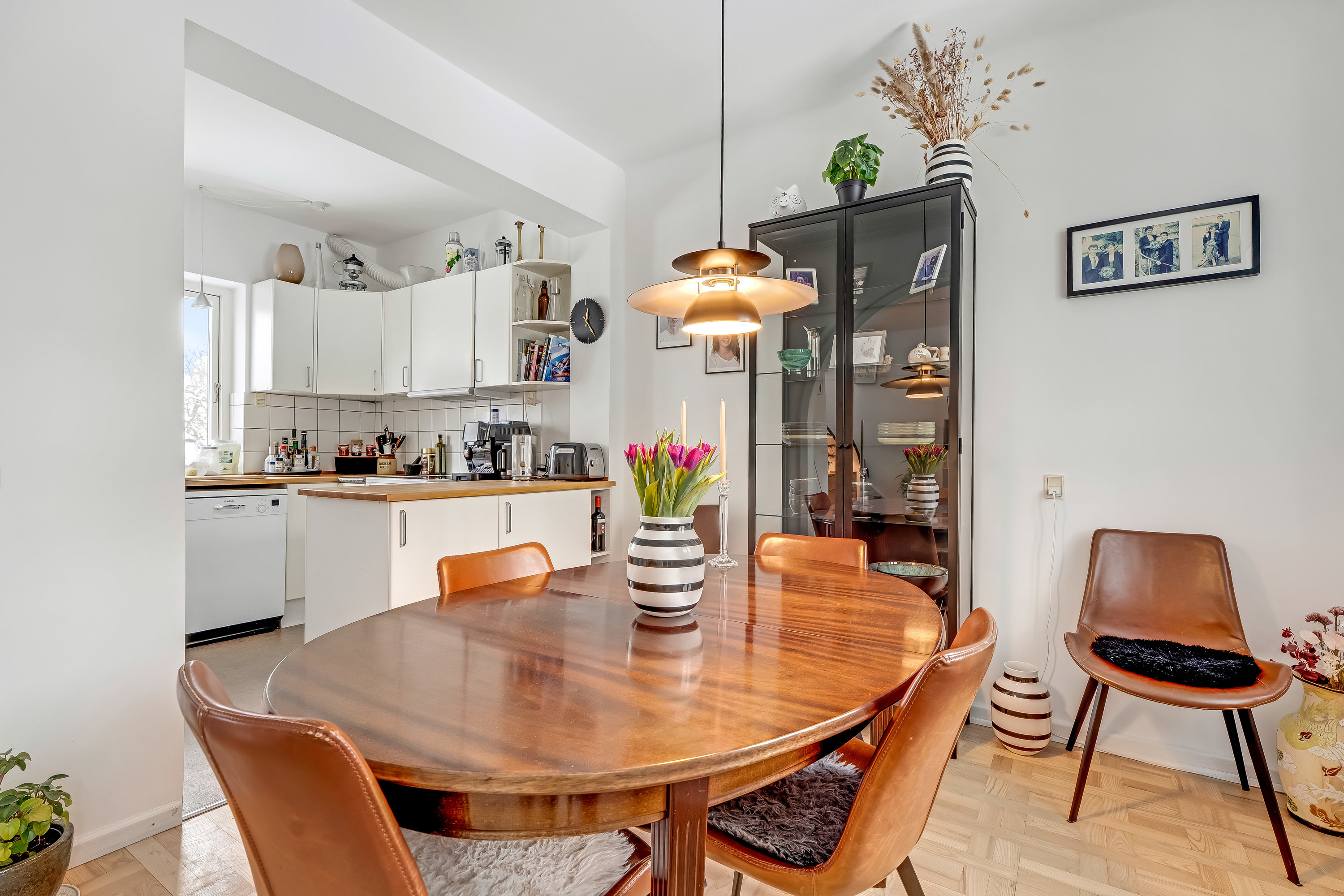 Fremhævet stue billede i fuldskærmstilstand. Billede af Hasselvej 38, 2830 Virum