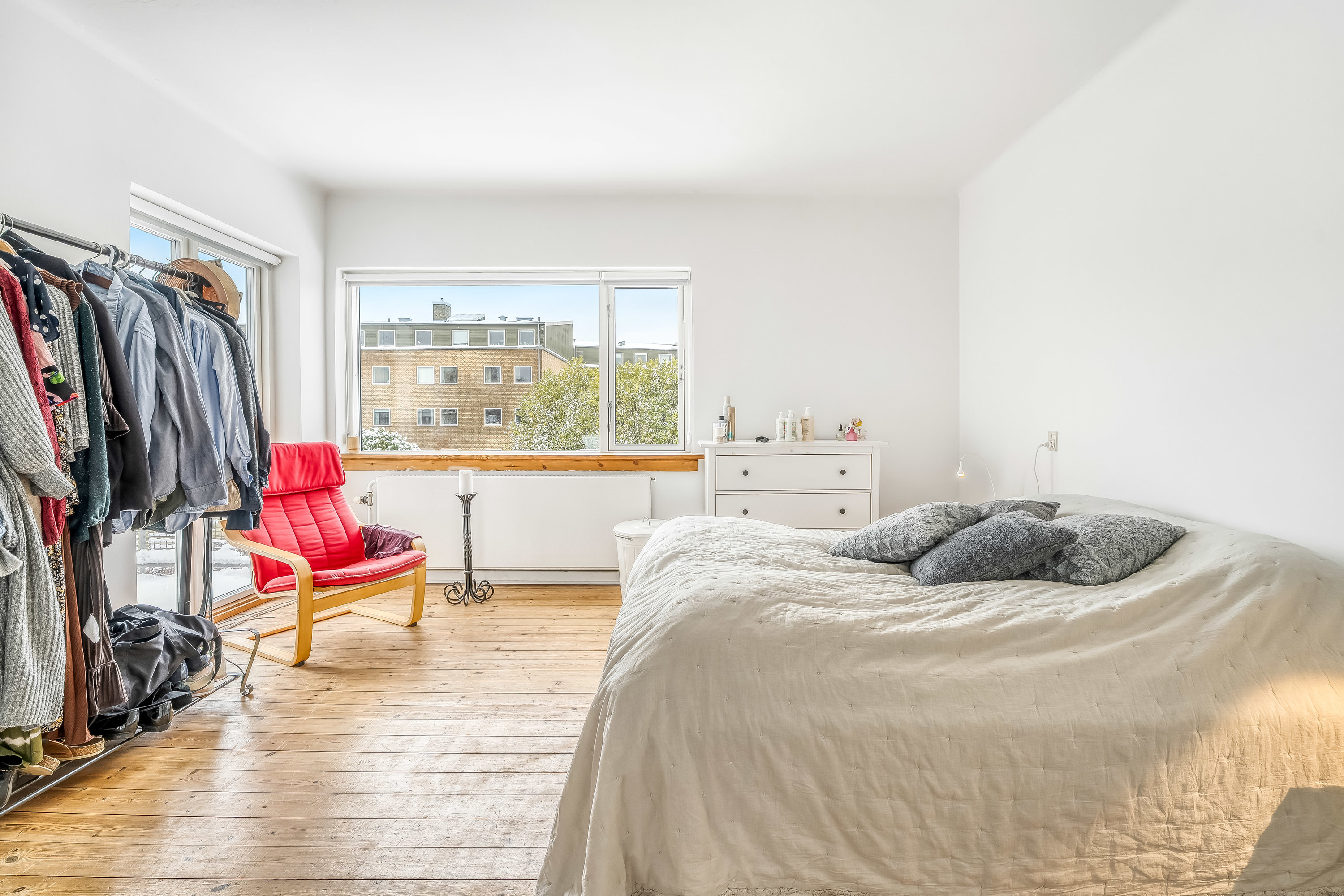 Fremhævet soveværelse billede i fuldskærmstilstand. Billede af Hasselvej 38, 2830 Virum