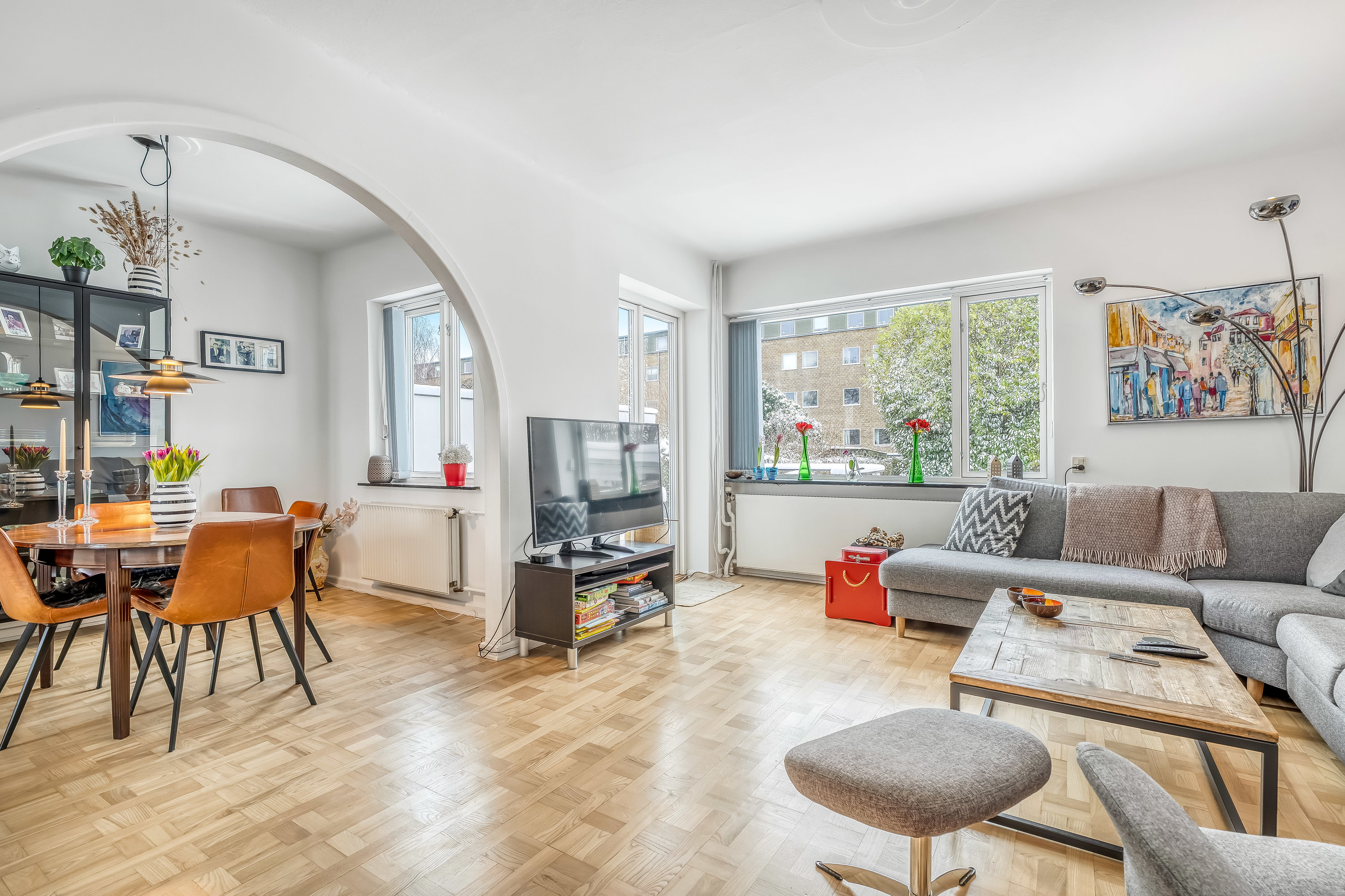 Fremhævet stue billede i fuldskærmstilstand. Billede af Hasselvej 38, 2830 Virum