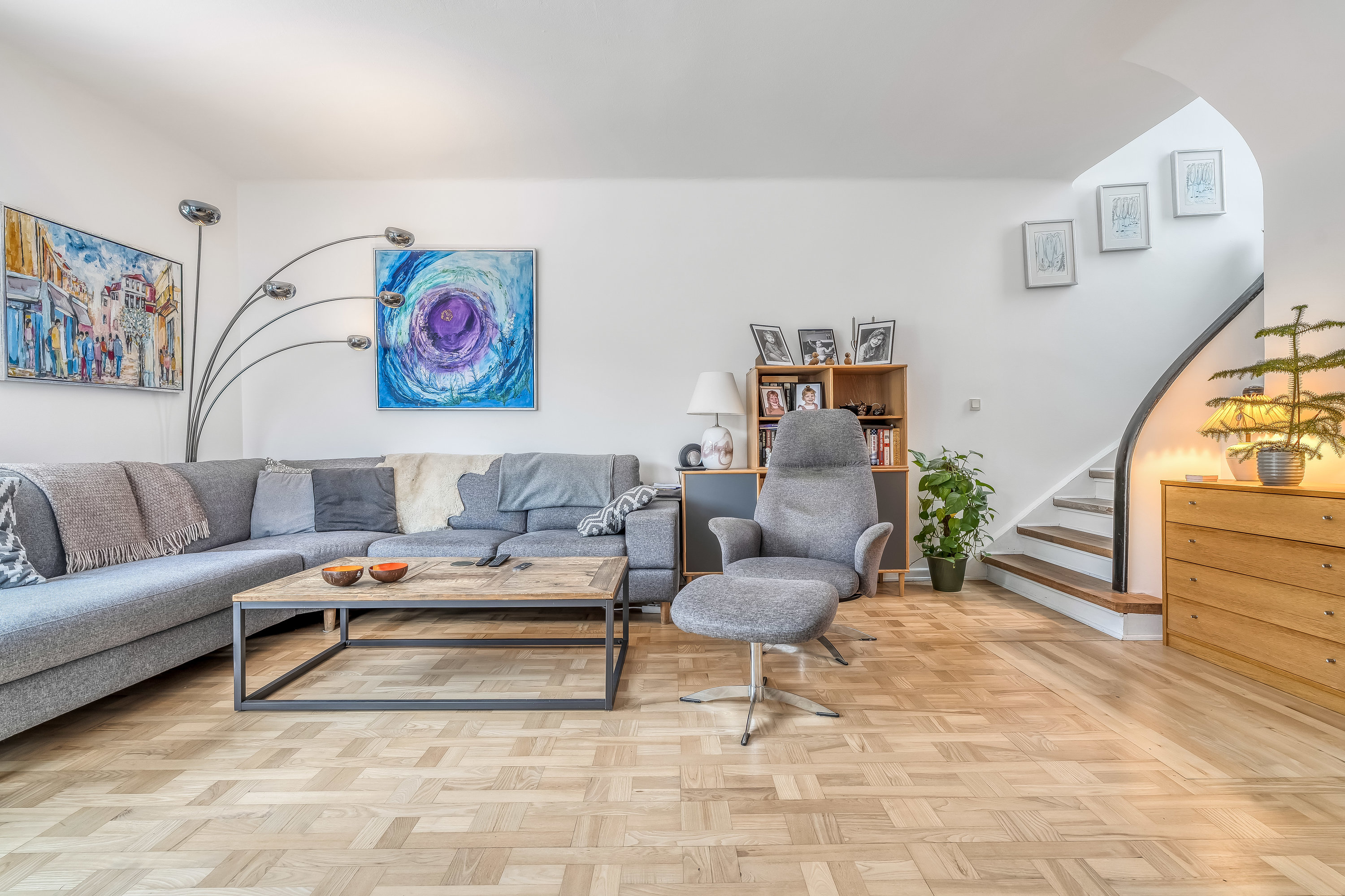 Fremhævet stue billede i fuldskærmstilstand. Billede af Hasselvej 38, 2830 Virum