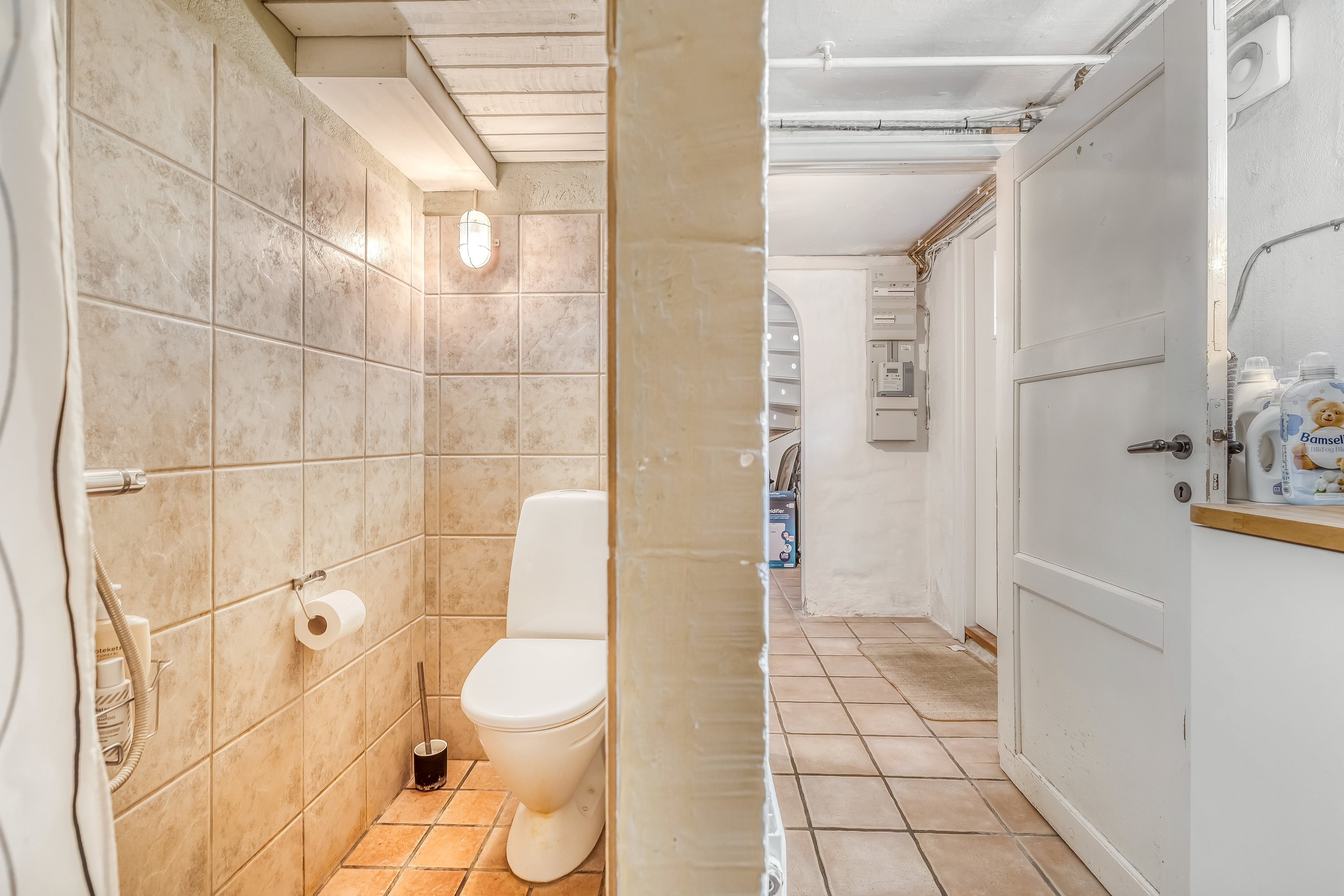 Fremhævet toilet billede i fuldskærmstilstand. Billede af Hasselvej 38, 2830 Virum