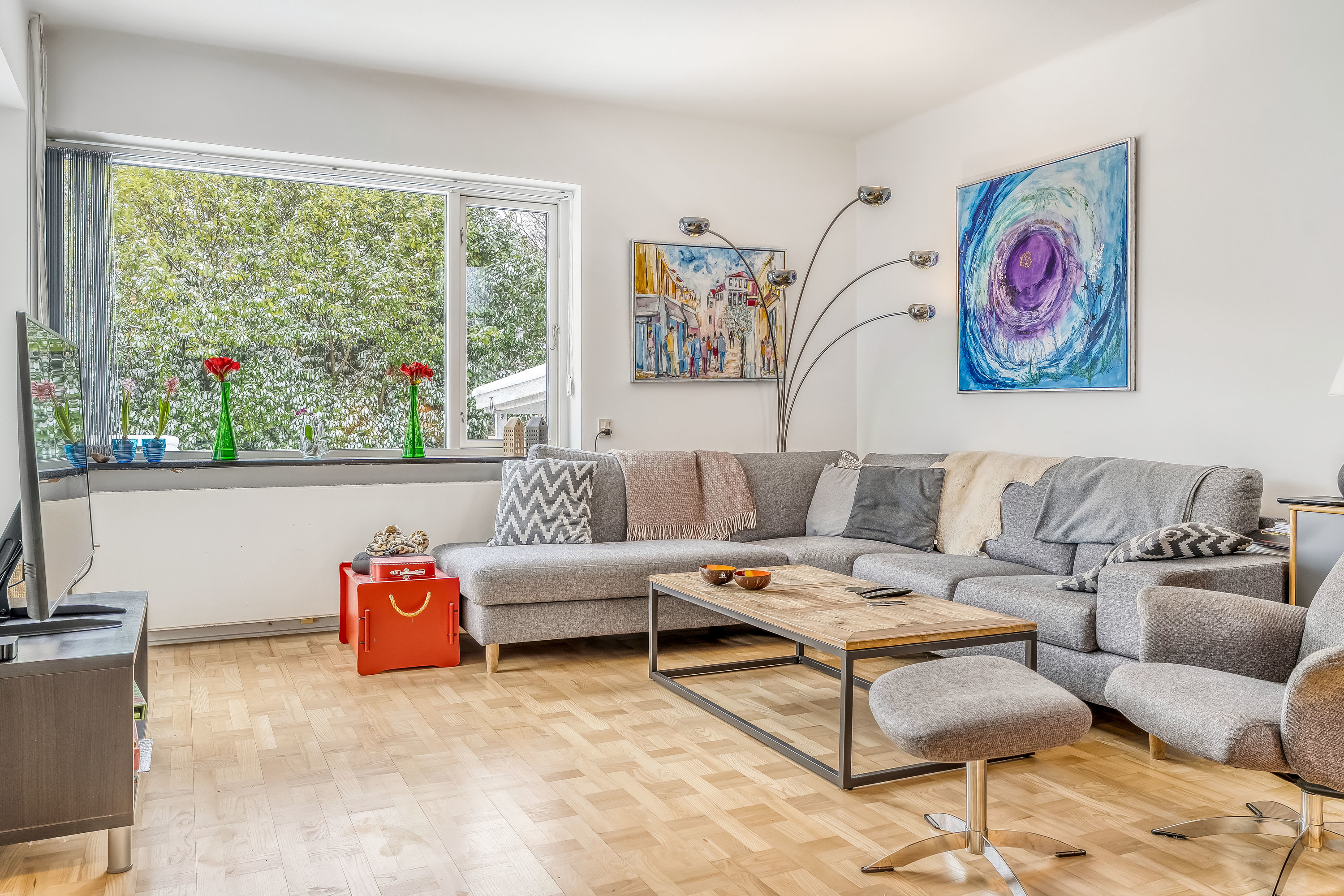 Fremhævet stue billede i fuldskærmstilstand. Billede af Hasselvej 38, 2830 Virum