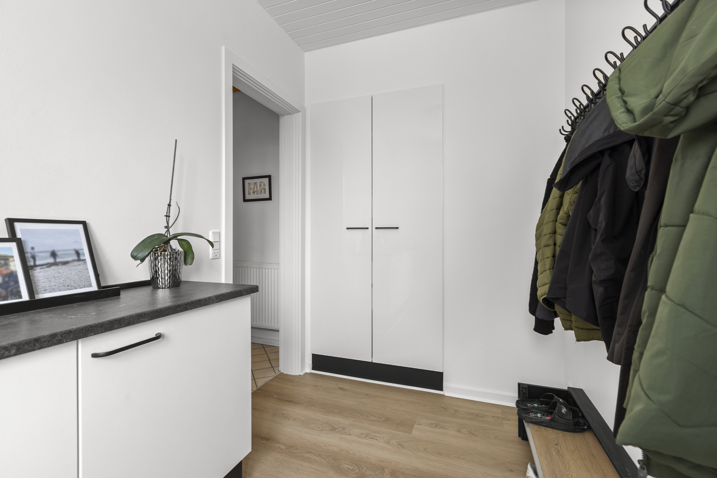 Fremhævet garderobe billede i fuldskærmstilstand. Billede af Kalundborgvej 6, 4281 Gørlev