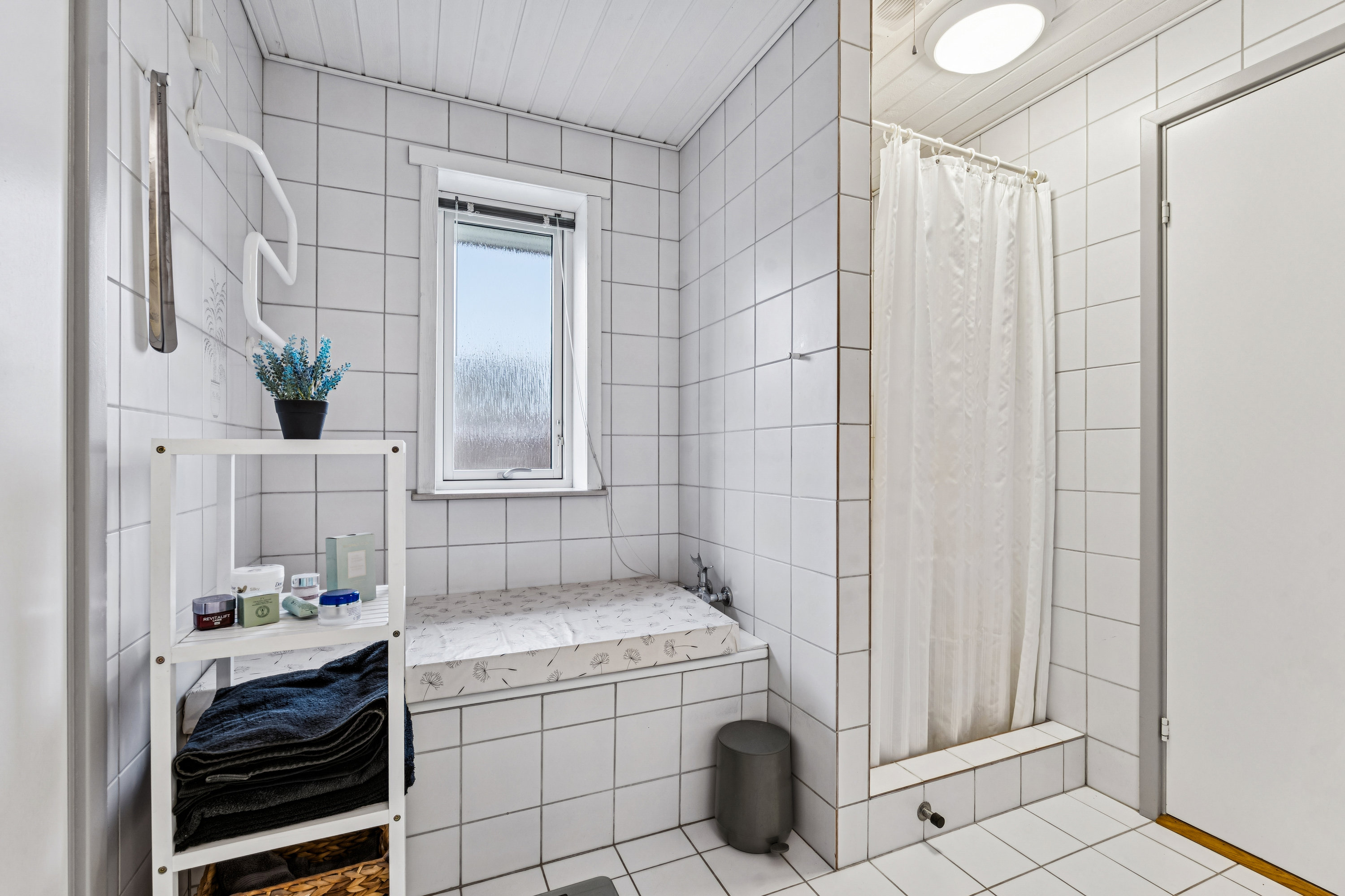 Fremhævet badeværelse billede i fuldskærmstilstand. Billede af Skærvegyden 15, 8723 Løsning