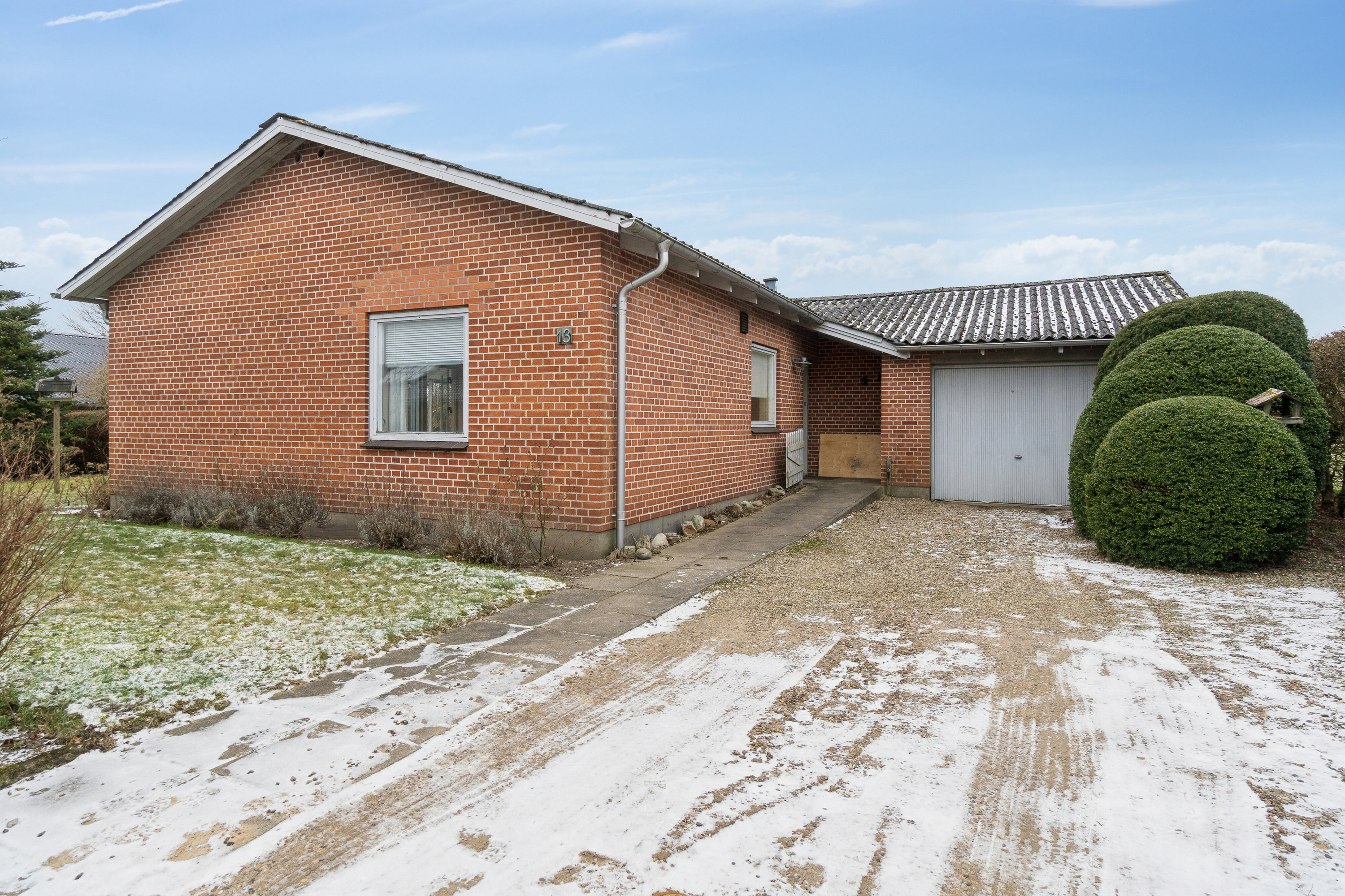 Miniaturebillede 1: set fra vejen. Billede af Præstevænget 13, 6040 Egtved