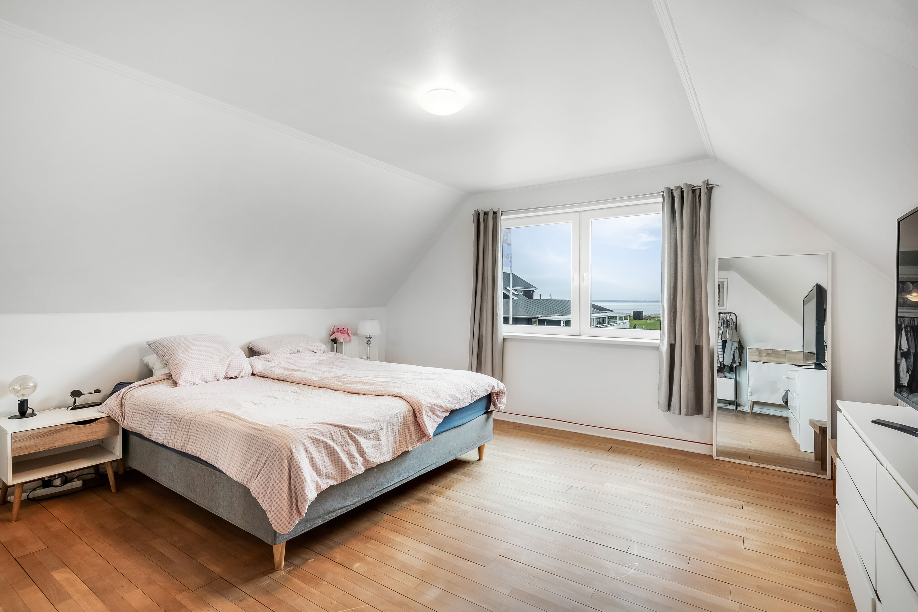 Fremhævet soveværelse billede i fuldskærmstilstand. Billede af Nørregade 49, 6960 Hvide Sande