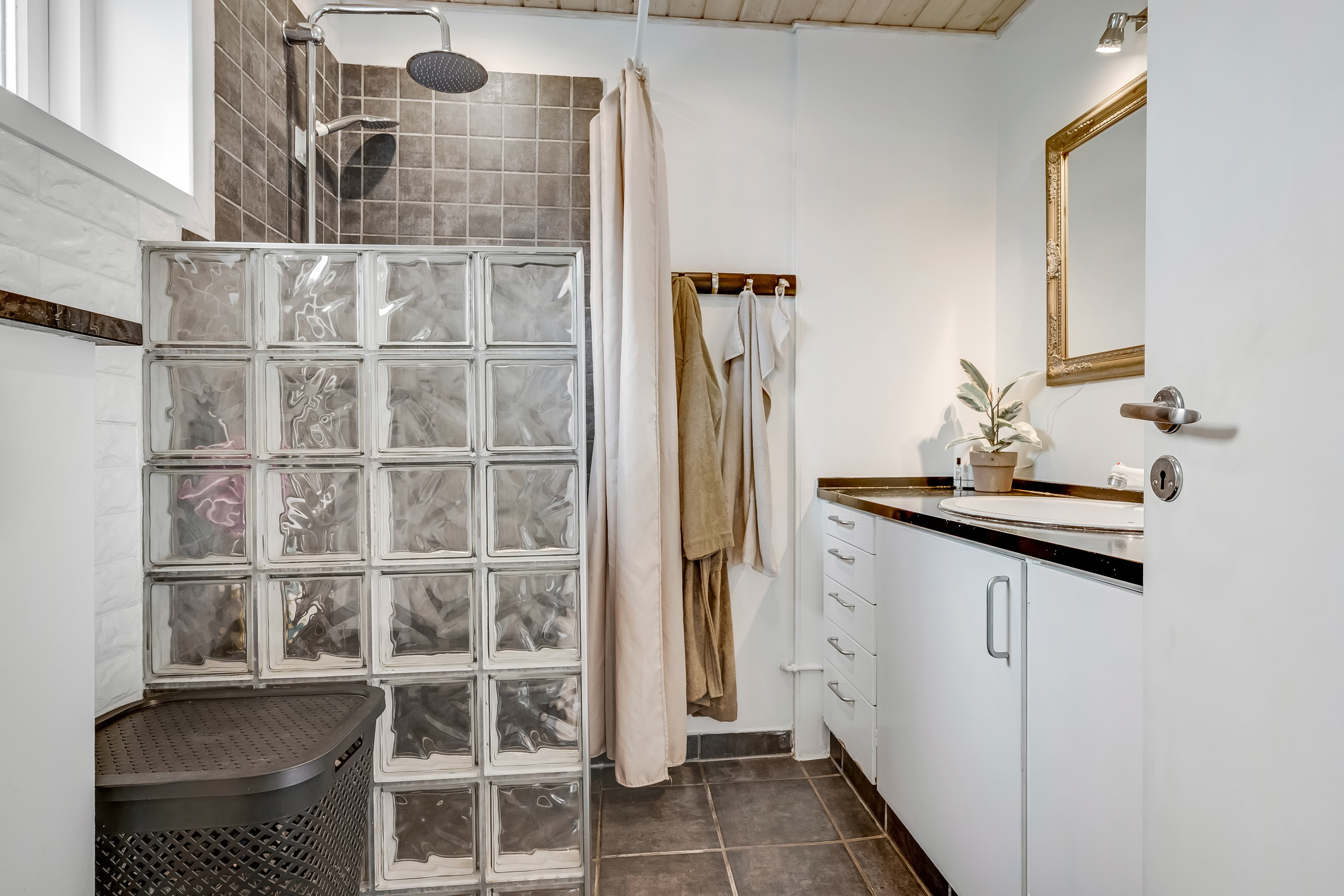 Fremhævet badeværelse billede i fuldskærmstilstand. Billede af Nørregade 49, 6960 Hvide Sande