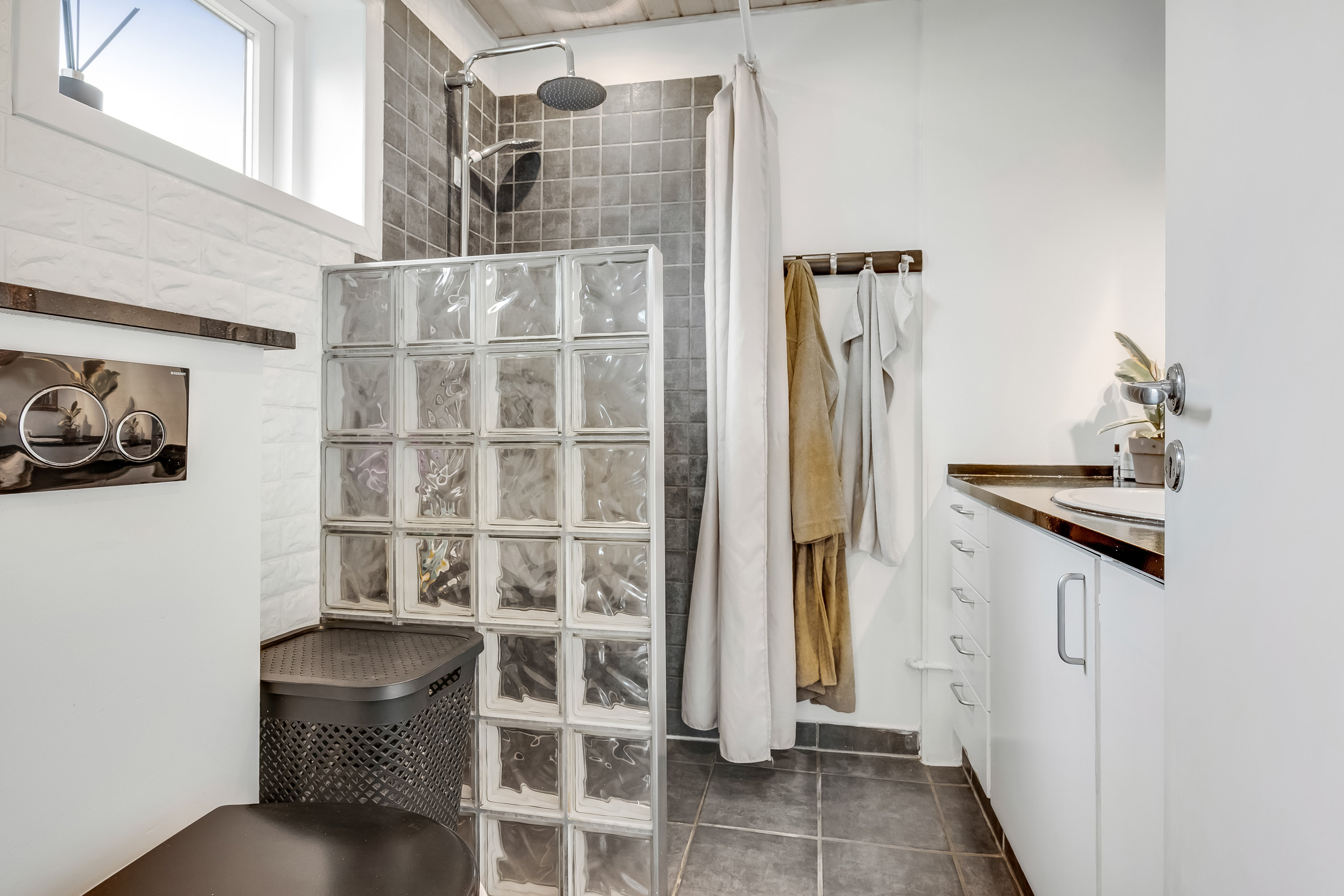 Fremhævet badeværelse billede i fuldskærmstilstand. Billede af Nørregade 49, 6960 Hvide Sande