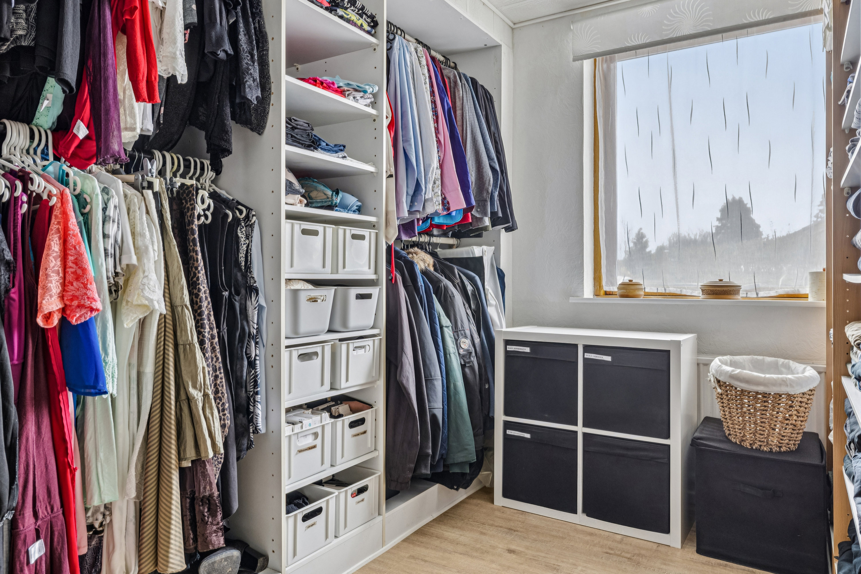 Fremhævet walkin closet billede i fuldskærmstilstand. Billede af Rugvænget 19, Skallebølle, 5492 Vissenbjerg