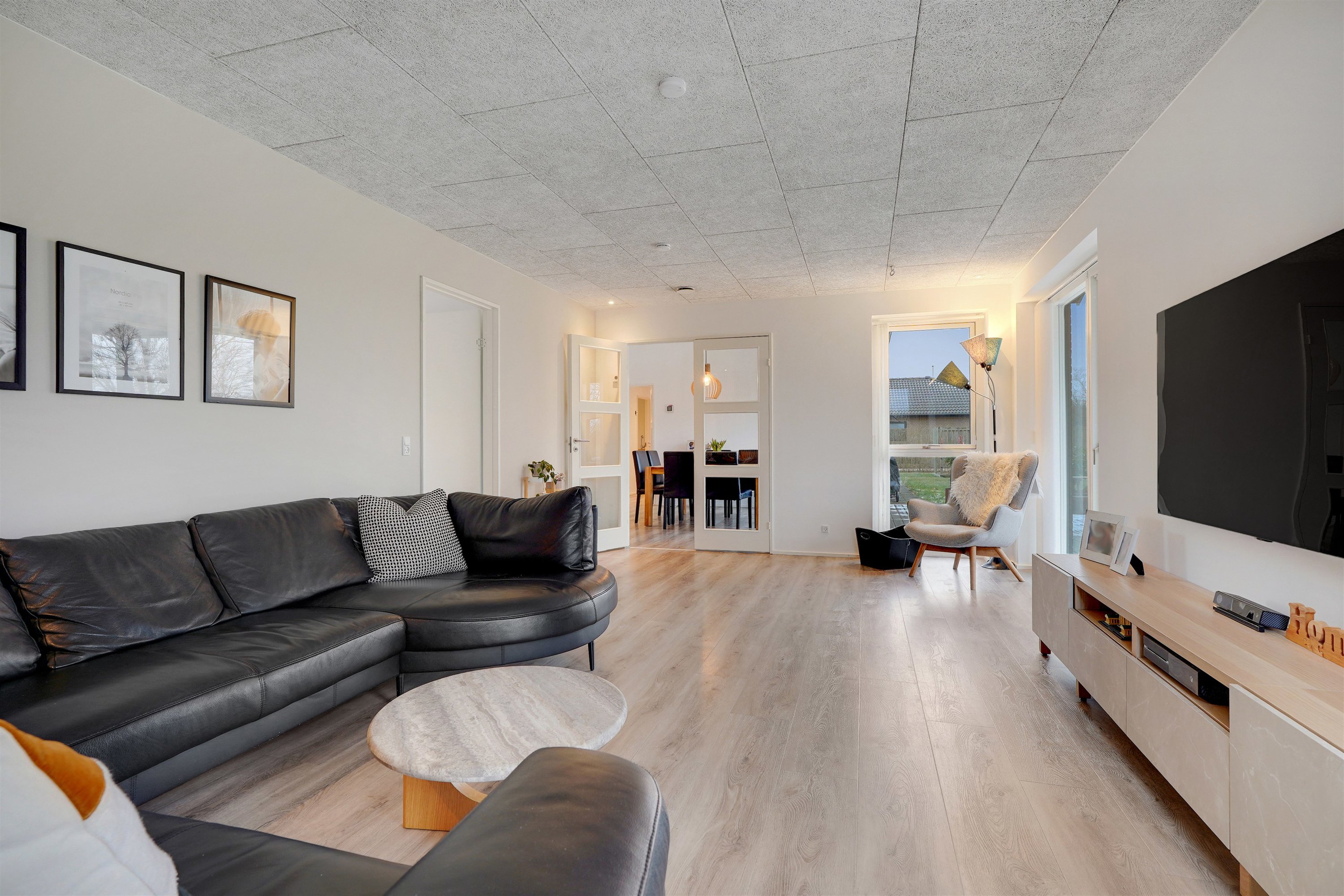 Fremhævet stue billede i fuldskærmstilstand. Billede af Bænkebideren 8, 7190 Billund