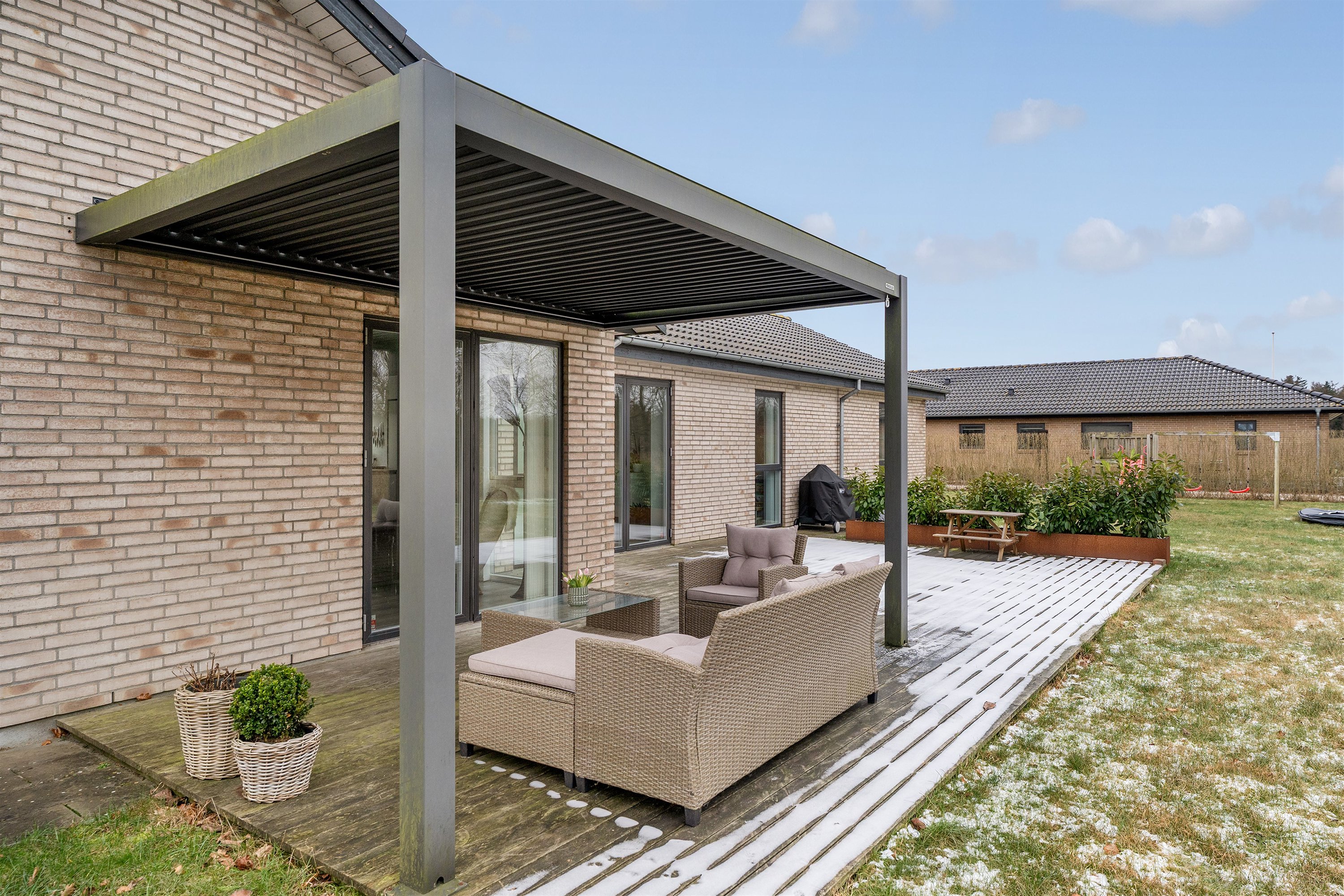 Fremhævet overdækket terrasse billede i fuldskærmstilstand. Billede af Bænkebideren 8, 7190 Billund