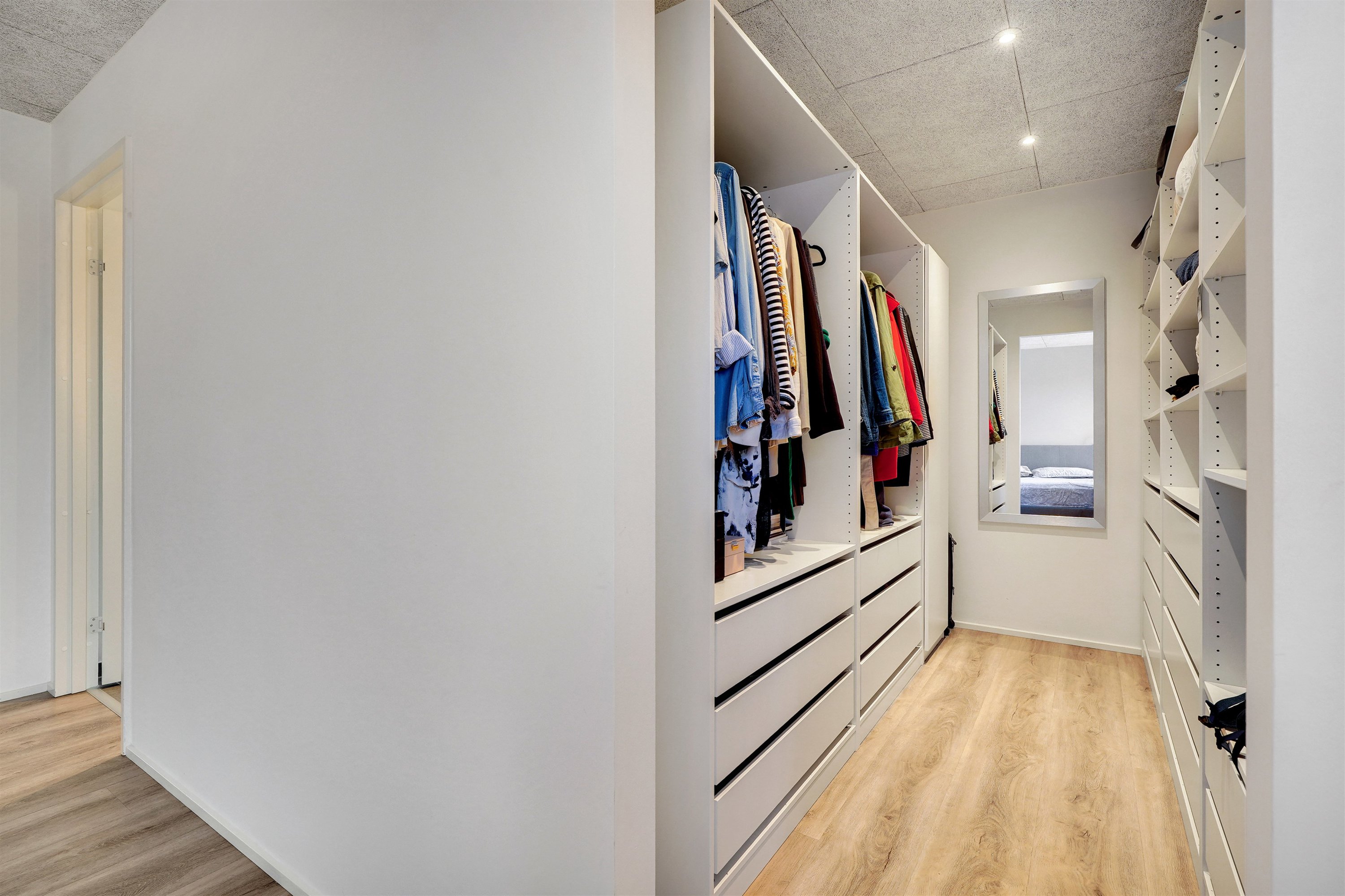 Fremhævet walkin closet billede i fuldskærmstilstand. Billede af Bænkebideren 8, 7190 Billund