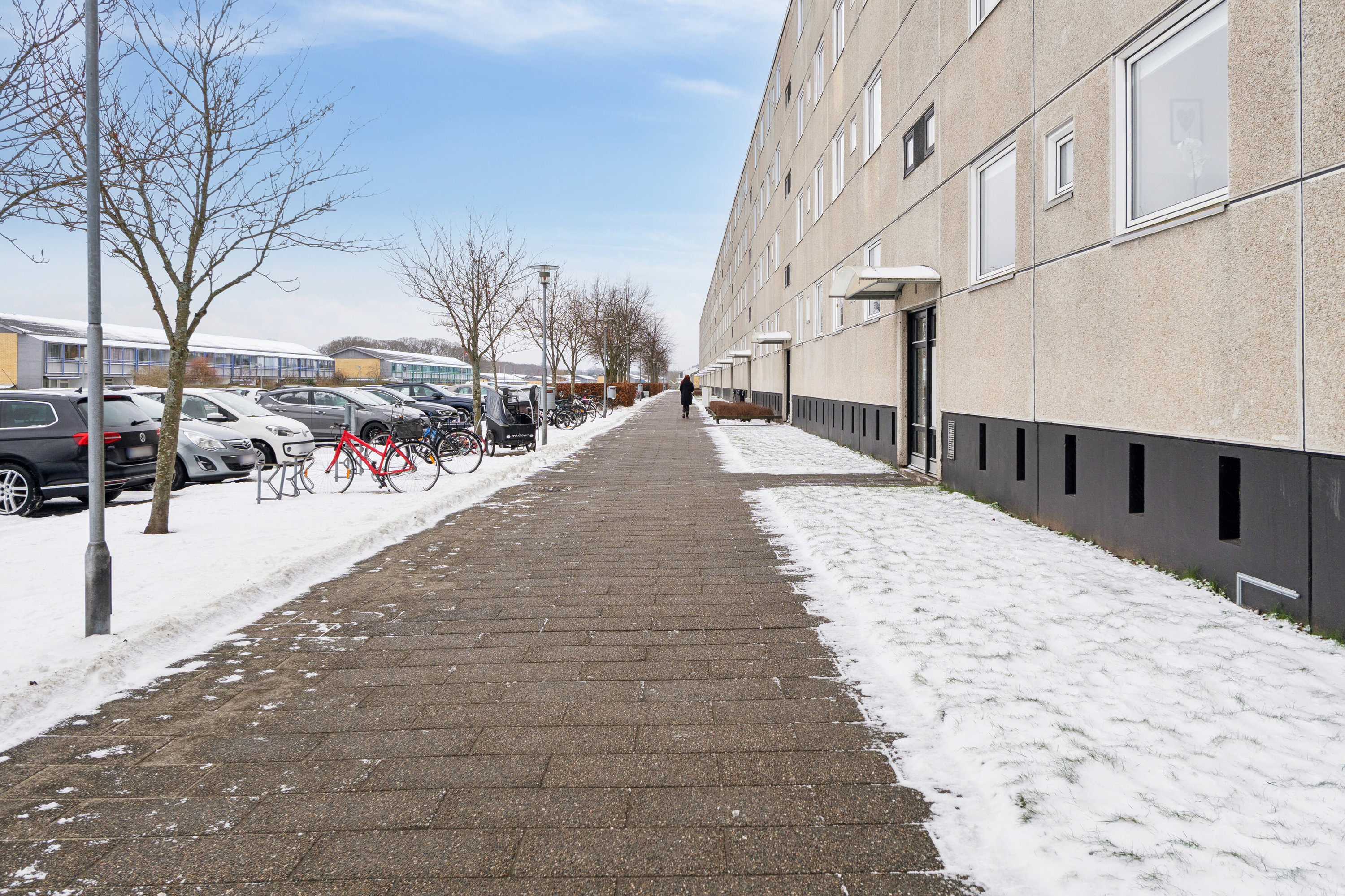 Miniaturebillede 1: set fra vejen. Billede af Blåbærhaven 13, 1. mf., 2980 Kokkedal