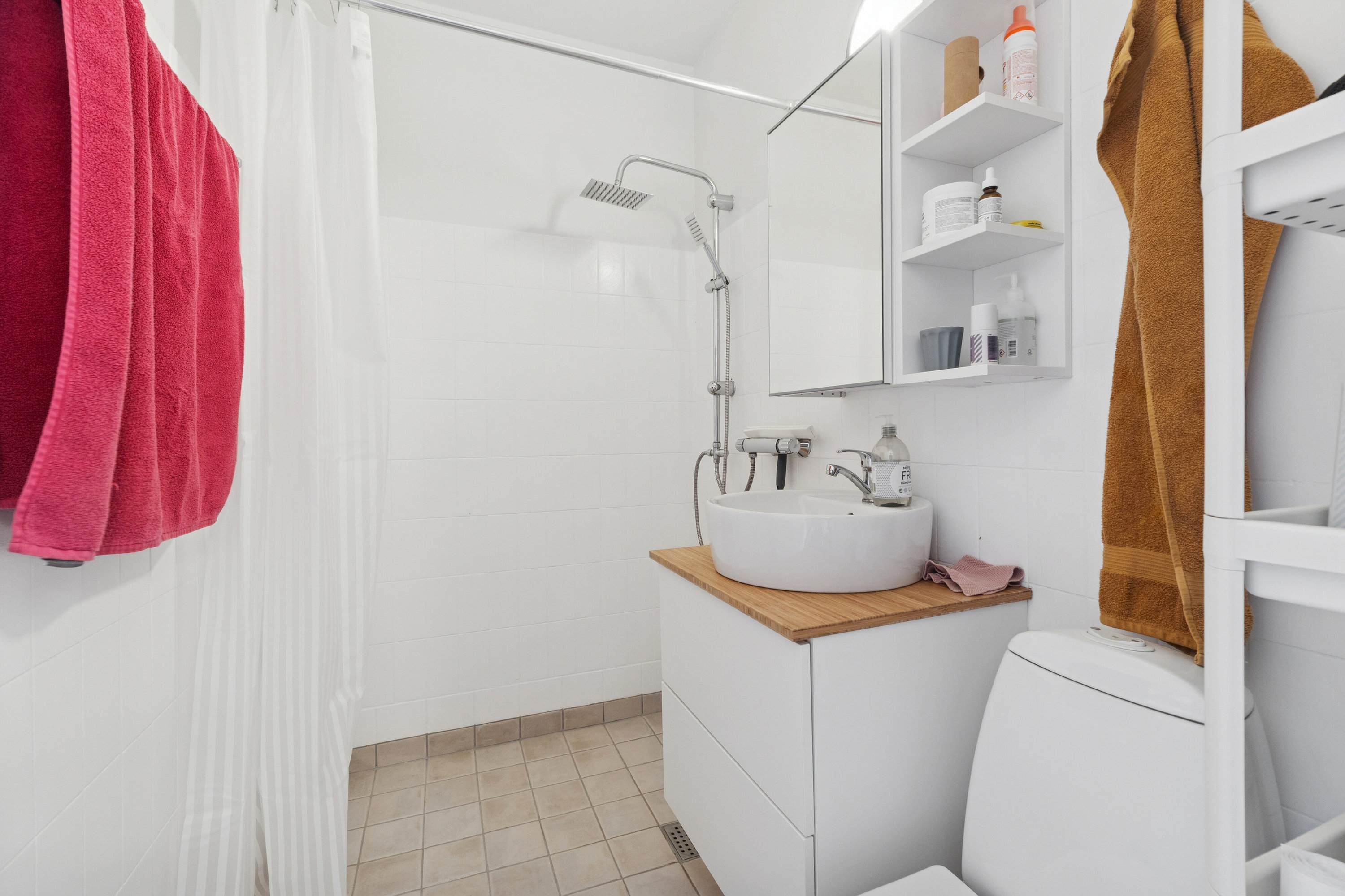 Fremhævet badeværelse billede i fuldskærmstilstand. Billede af Blåbærhaven 13, 1. mf., 2980 Kokkedal