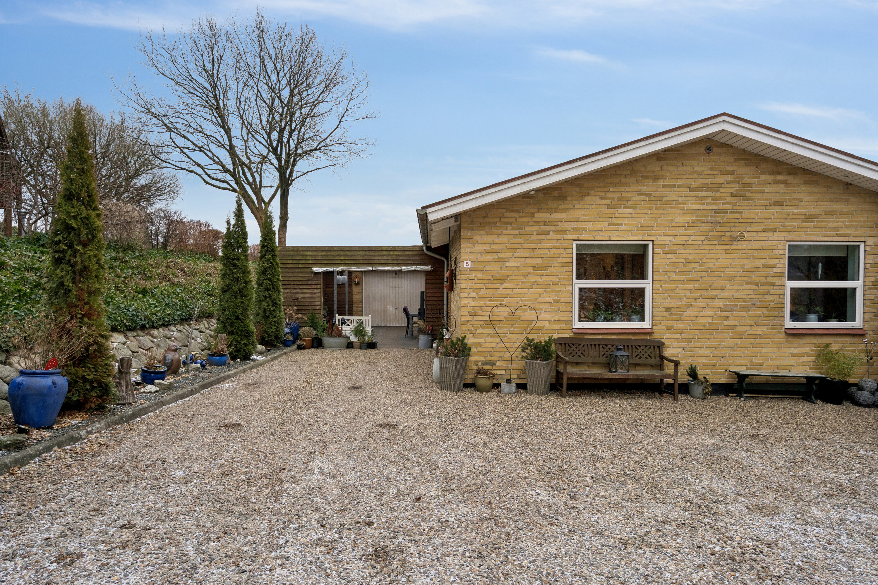 Miniaturebillede 1: set fra vejen. Billede af Fyrre Alle 5, 6040 Egtved