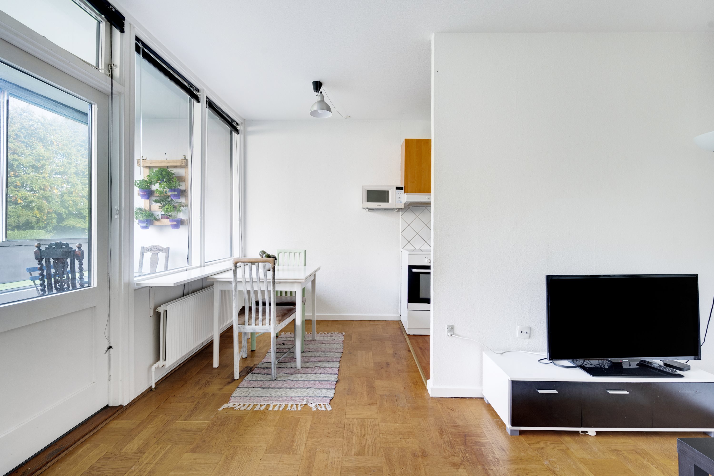 Fremhævet stue billede i fuldskærmstilstand. Billede af Floravænget 5, st.. mf., Dalum, 5250 Odense SV