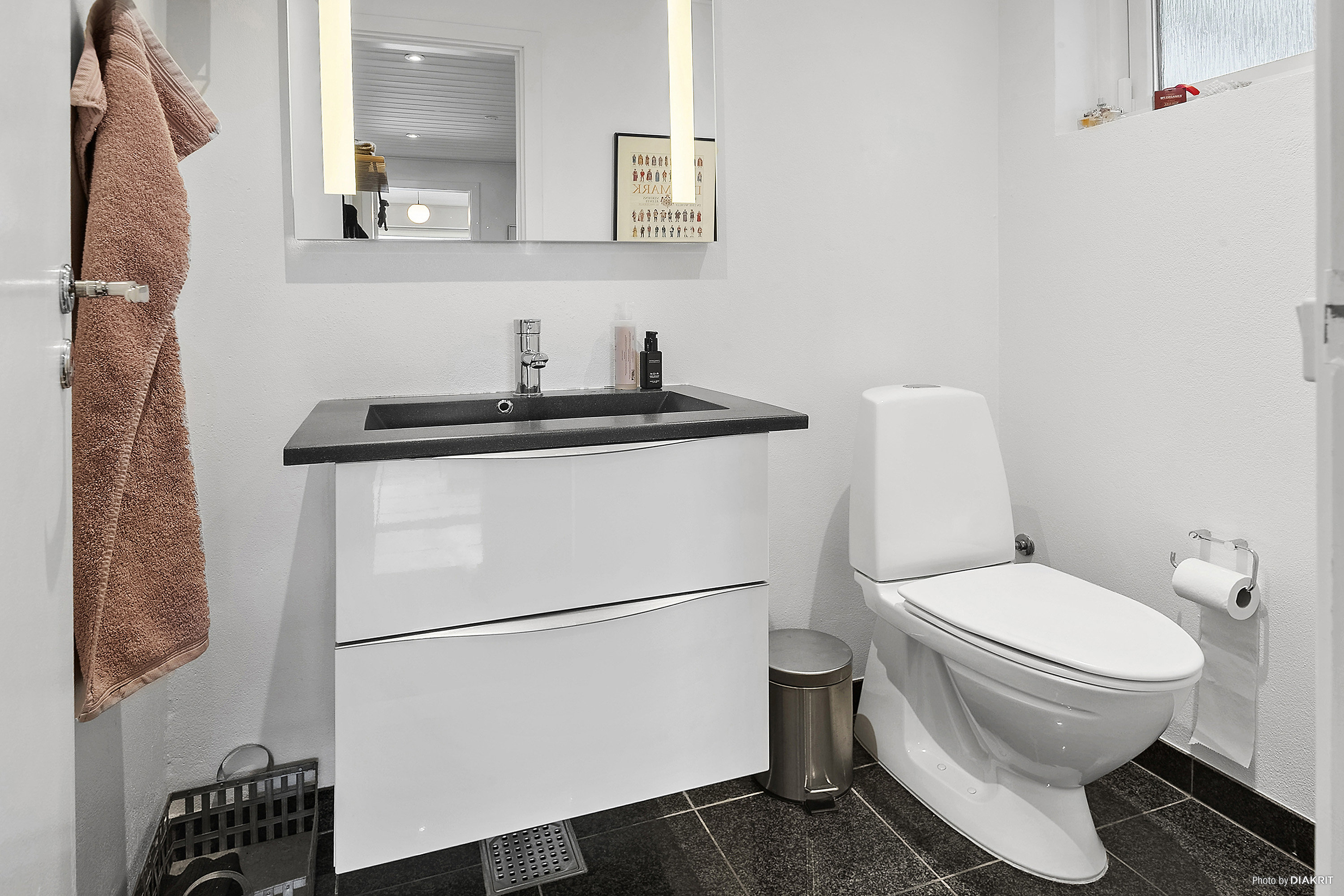 Fremhævet toilet billede i fuldskærmstilstand. Billede af Engvangsvej 39, Strøby Egede, 4600 Køge