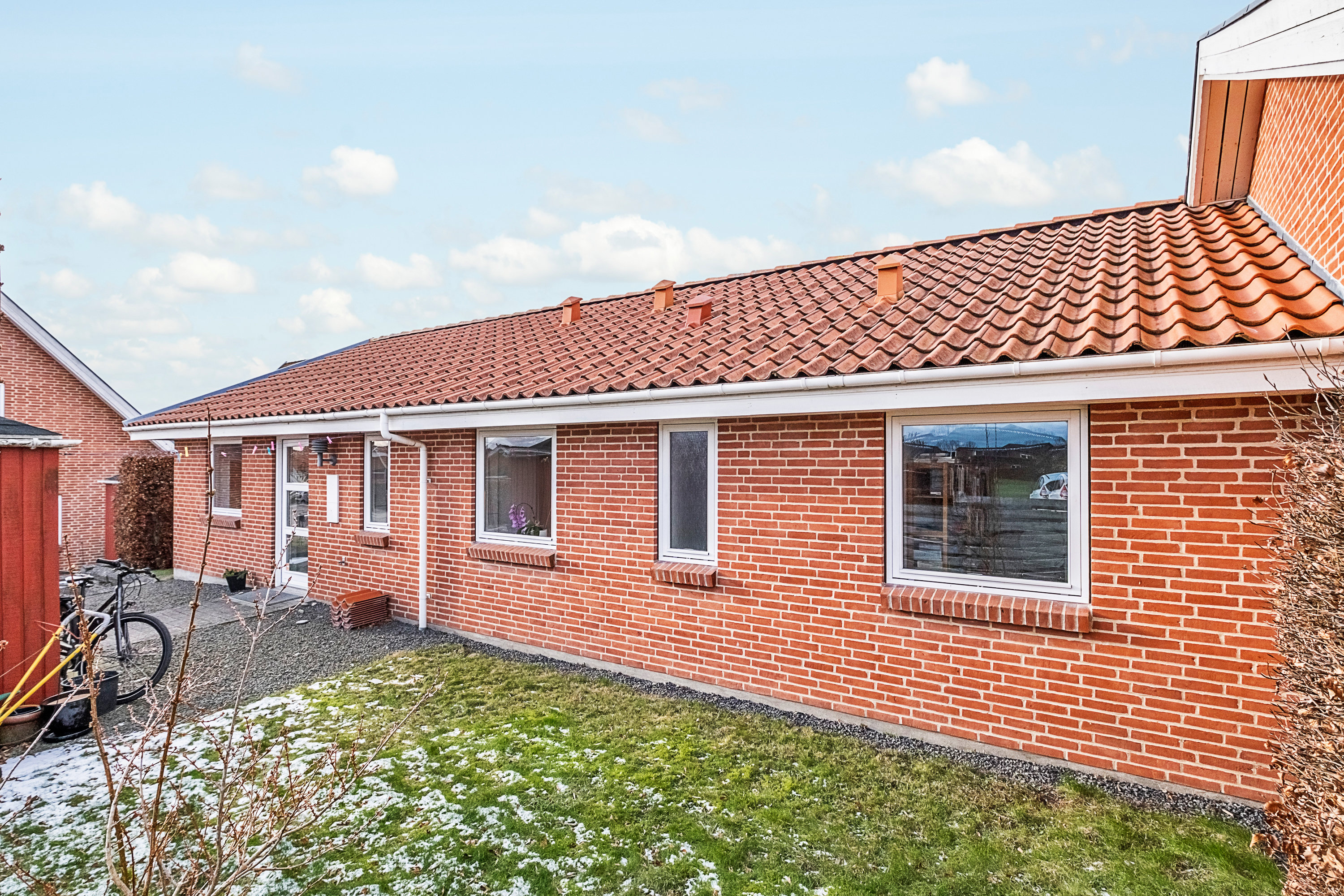 Fremhævet facade billede i fuldskærmstilstand. Billede af Bøgehaven 45, 8520 Lystrup