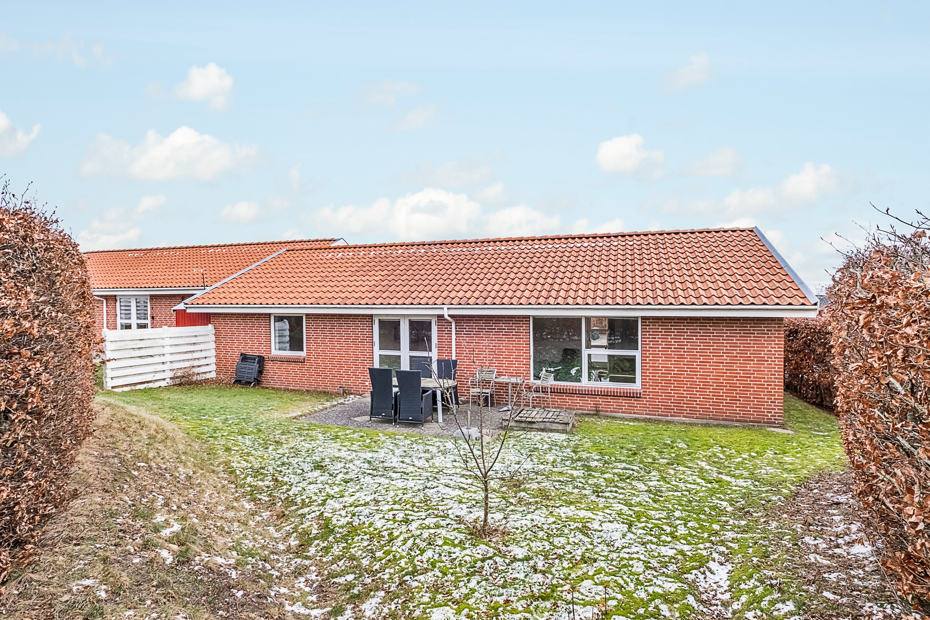 Fremhævet set fra haven billede i fuldskærmstilstand. Billede af Bøgehaven 45, 8520 Lystrup